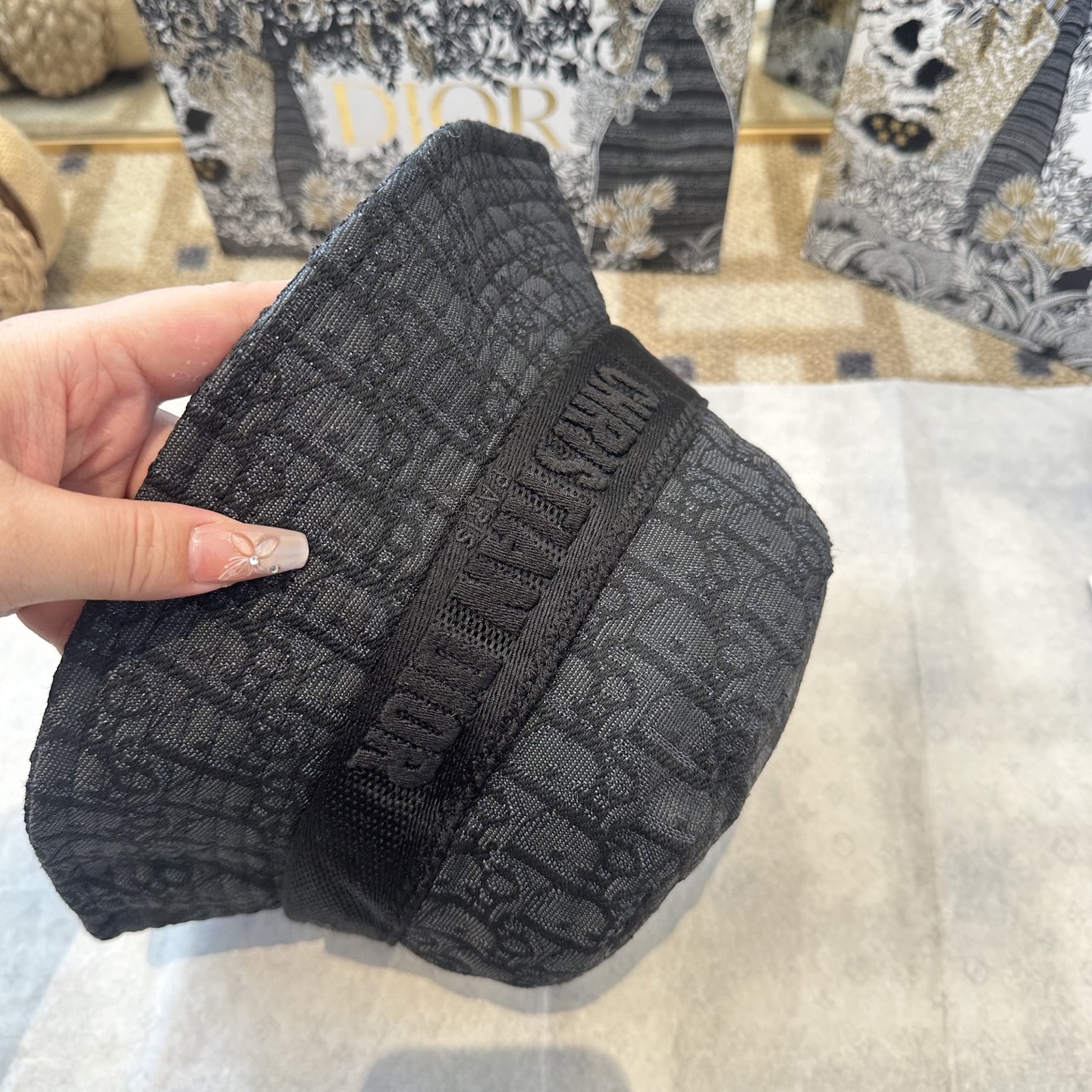 迪奥Dior 官网最新双面刺绣迪奥logo渔夫帽，防晒指数超高，特别显脸小，有型不软塌，可随意折叠，携带