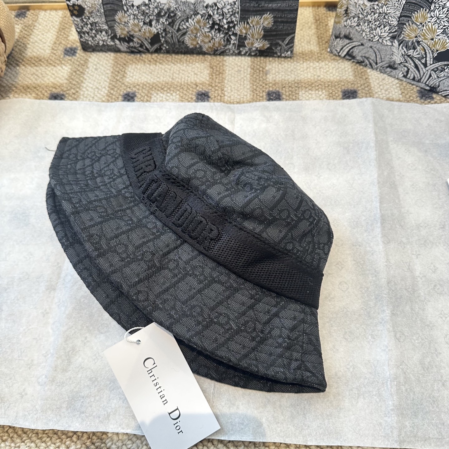 迪奥Dior 官网最新双面刺绣迪奥logo渔夫帽，防晒指数超高，特别显脸小，有型不软塌，可随意折叠，携带