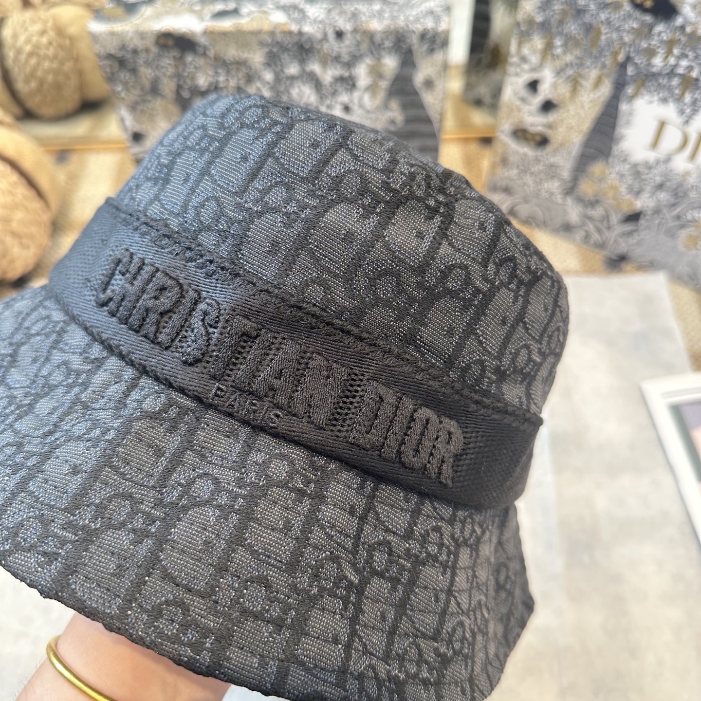 迪奥Dior 官网最新双面刺绣迪奥logo渔夫帽，防晒指数超高，特别显脸小，有型不软塌，可随意折叠，携带