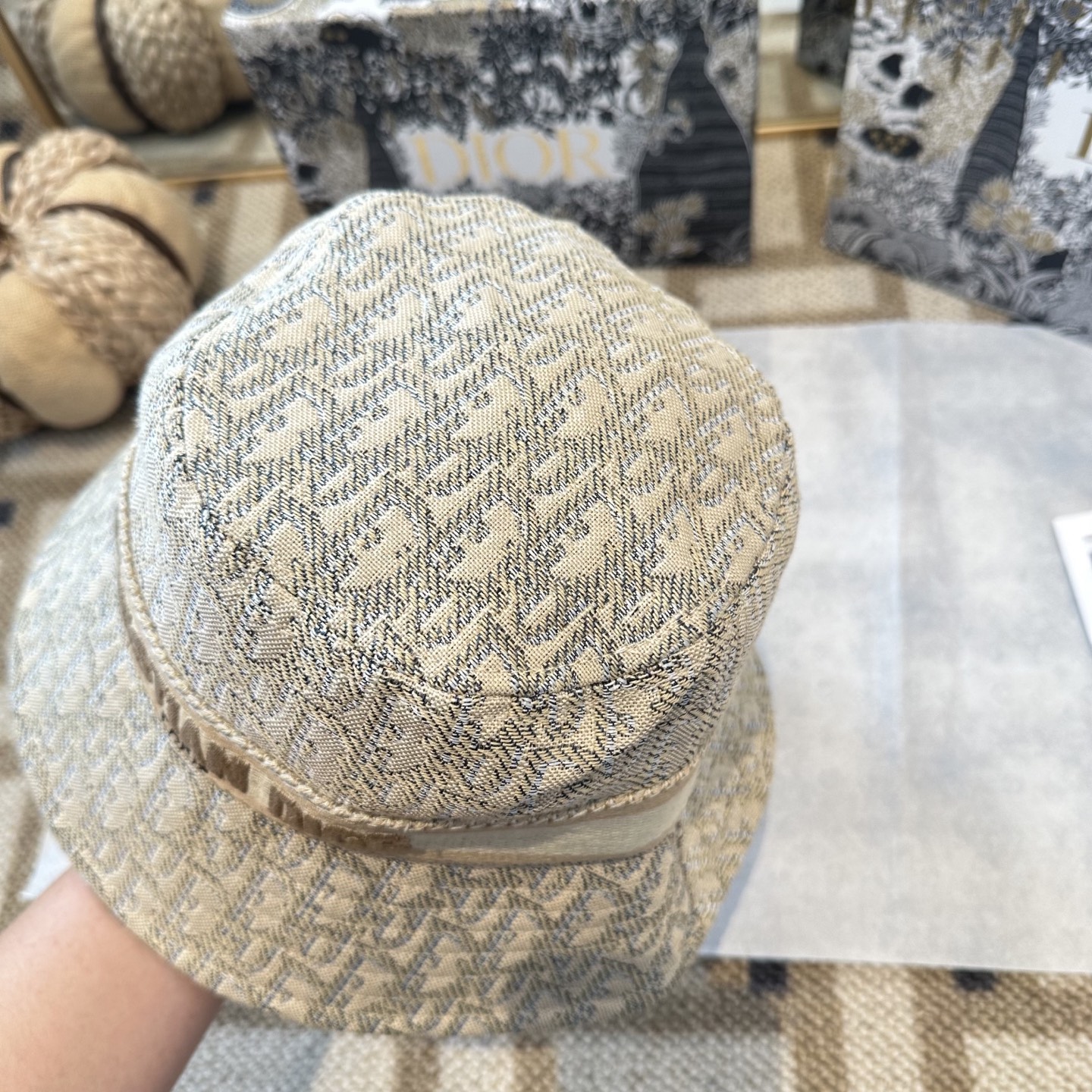 迪奥Dior 官网最新双面刺绣迪奥logo渔夫帽，防晒指数超高，特别显脸小，有型不软塌，可随意折叠，携带