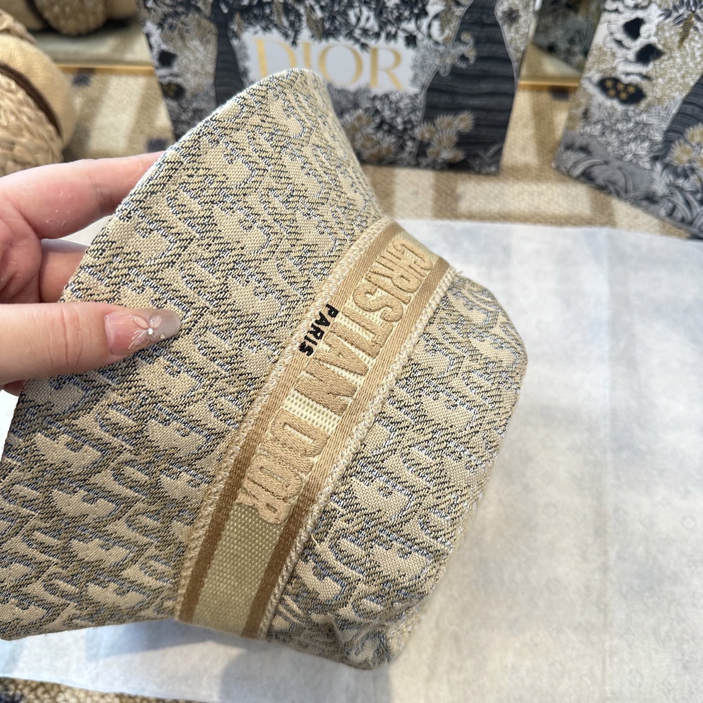 迪奥Dior 官网最新双面刺绣迪奥logo渔夫帽，防晒指数超高，特别显脸小，有型不软塌，可随意折叠，携带