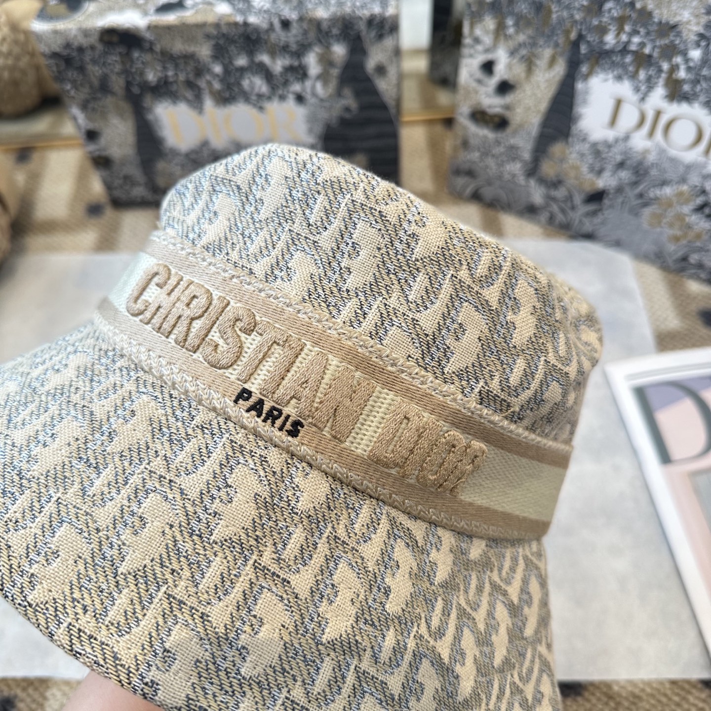 迪奥Dior 官网最新双面刺绣迪奥logo渔夫帽，防晒指数超高，特别显脸小，有型不软塌，可随意折叠，携带