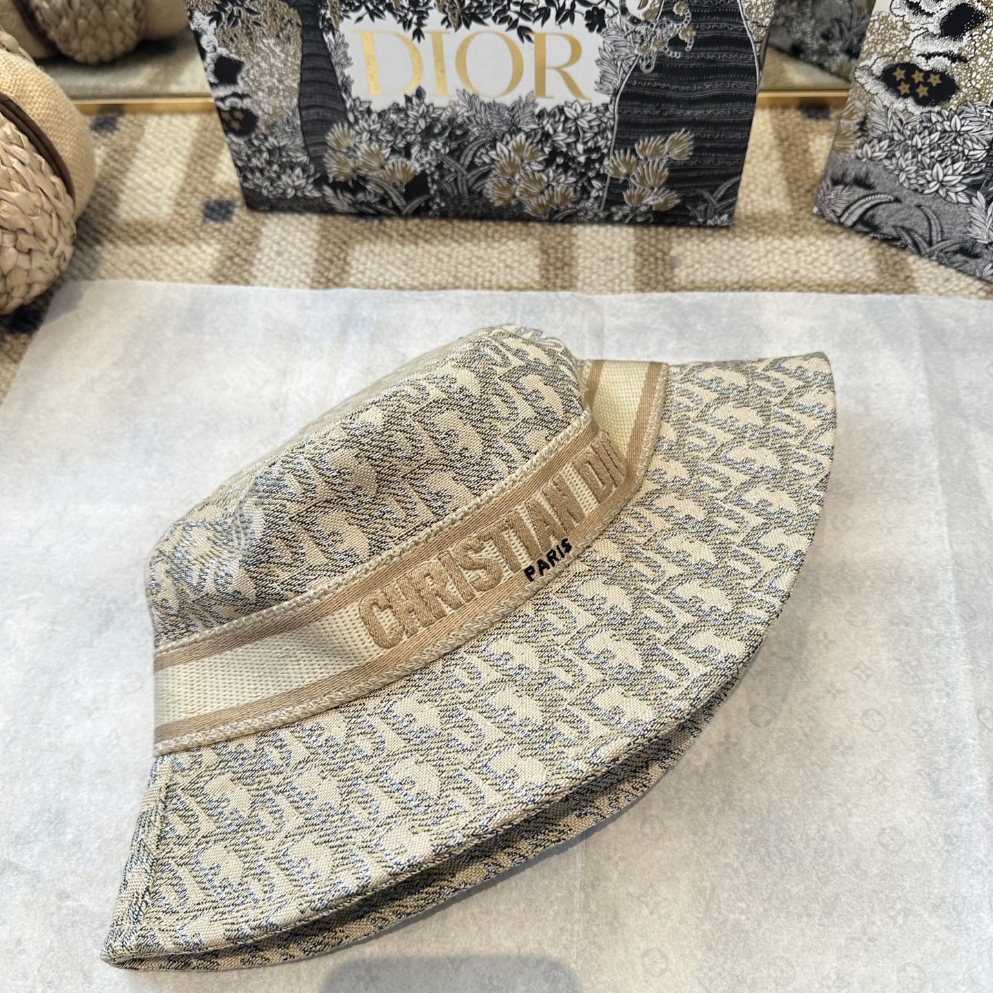 迪奥Dior 官网最新双面刺绣迪奥logo渔夫帽，防晒指数超高，特别显脸小，有型不软塌，可随意折叠，携带