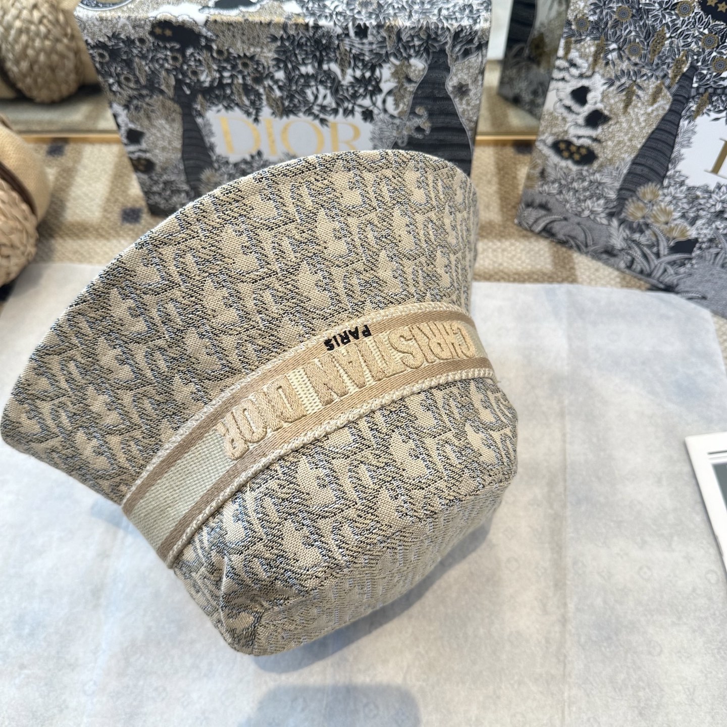 迪奥Dior 官网最新双面刺绣迪奥logo渔夫帽，防晒指数超高，特别显脸小，有型不软塌，可随意折叠，携带