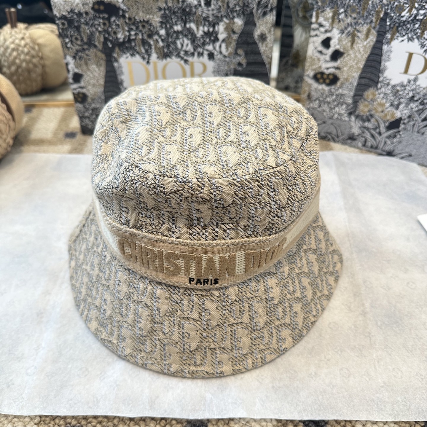 迪奥Dior 官网最新双面刺绣迪奥logo渔夫帽，防晒指数超高，特别显脸小，有型不软塌，可随意折叠，携带
