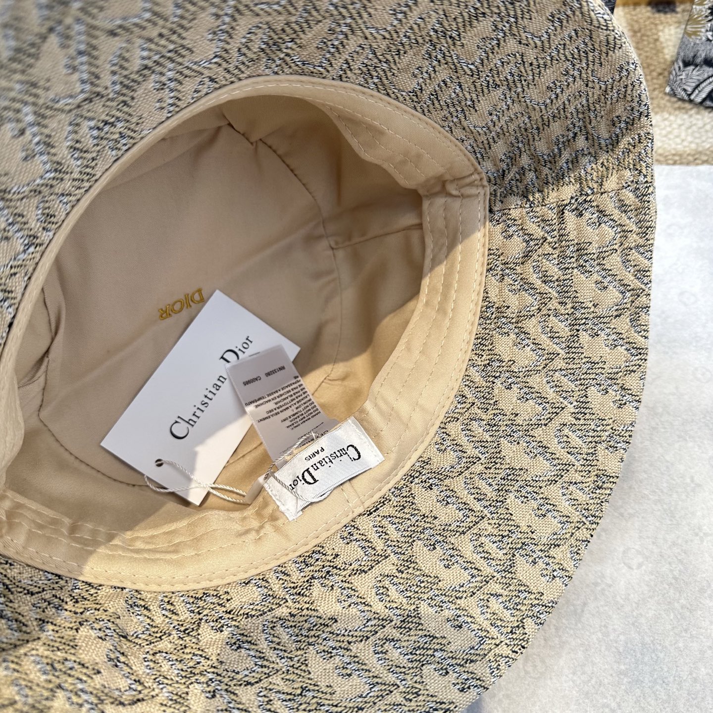 迪奥Dior 官网最新双面刺绣迪奥logo渔夫帽，防晒指数超高，特别显脸小，有型不软塌，可随意折叠，携带