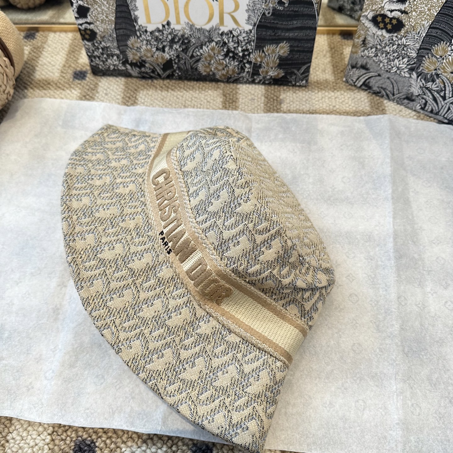 迪奥Dior 官网最新双面刺绣迪奥logo渔夫帽，防晒指数超高，特别显脸小，有型不软塌，可随意折叠，携带