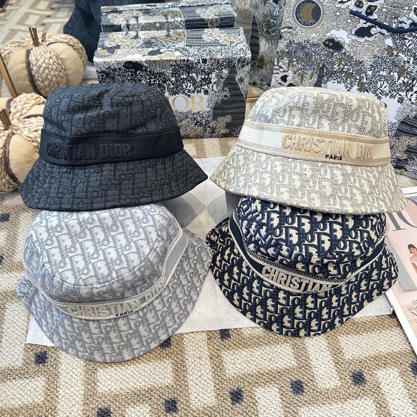迪奥Dior 官网最新双面刺绣迪奥logo渔夫帽，防晒指数超高，特别显脸小，有型不软塌，可随意折叠，携带