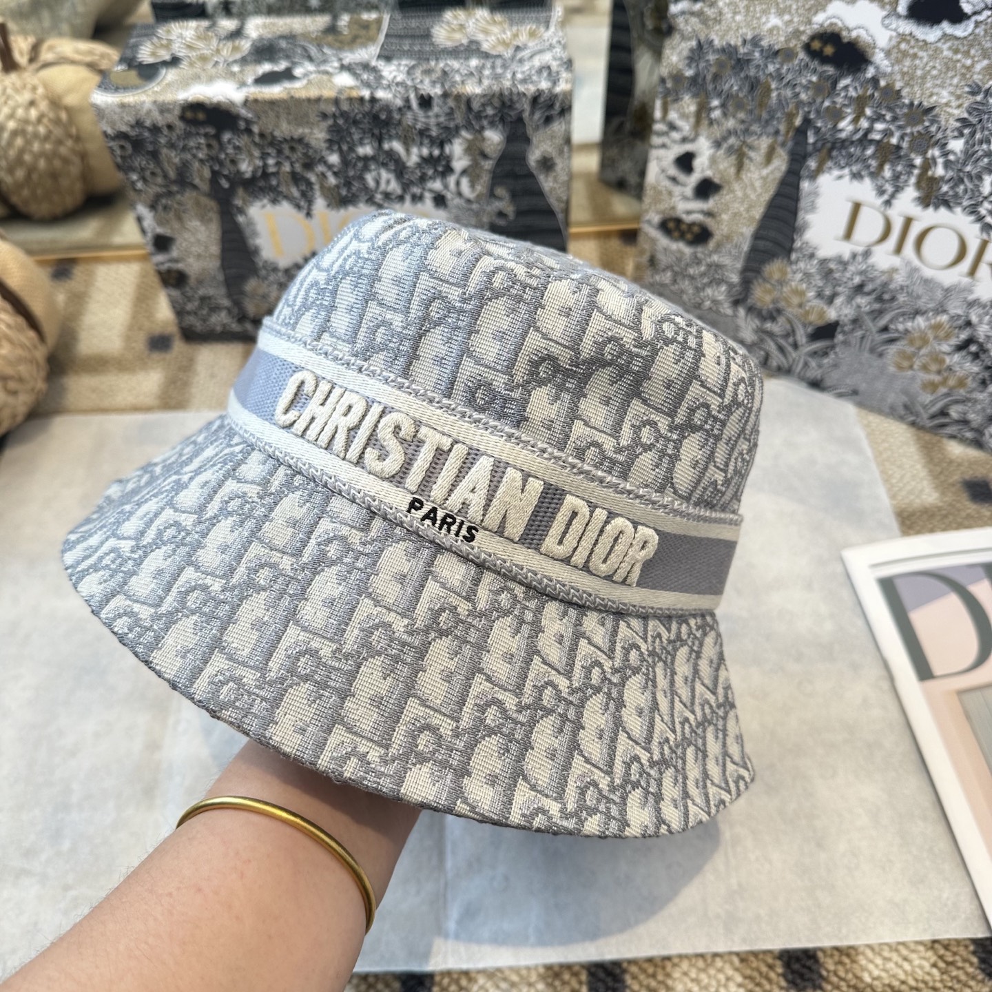 迪奥Dior 官网最新双面刺绣迪奥logo渔夫帽，防晒指数超高，特别显脸小，有型不软塌，可随意折叠，携带