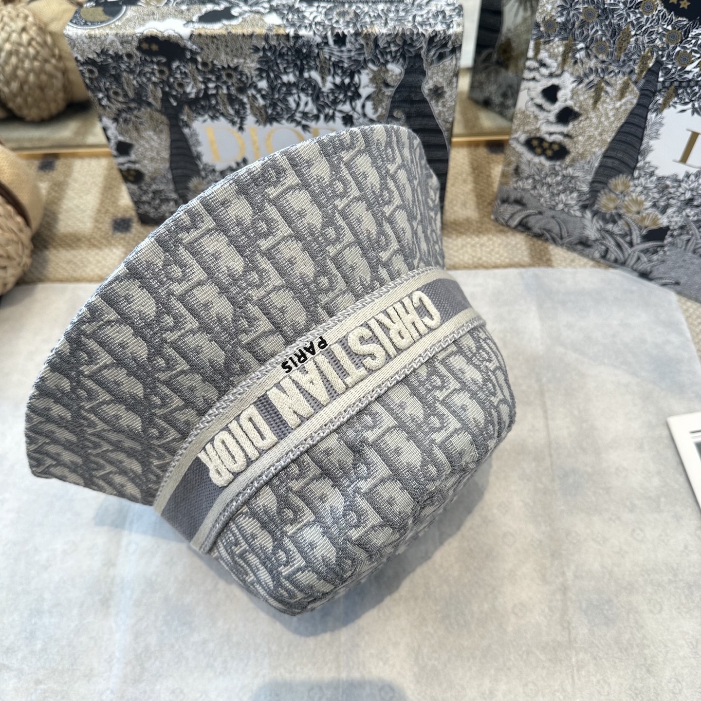 迪奥Dior 官网最新双面刺绣迪奥logo渔夫帽，防晒指数超高，特别显脸小，有型不软塌，可随意折叠，携带