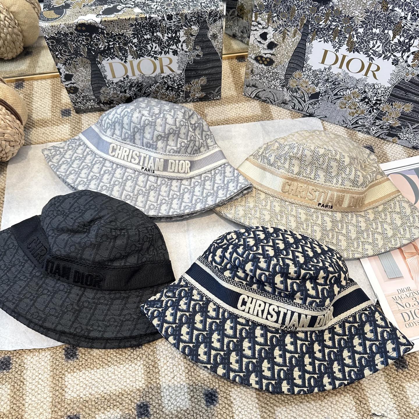 迪奥Dior 官网最新双面刺绣迪奥logo渔夫帽，防晒指数超高，特别显脸小，有型不软塌，可随意折叠，携带