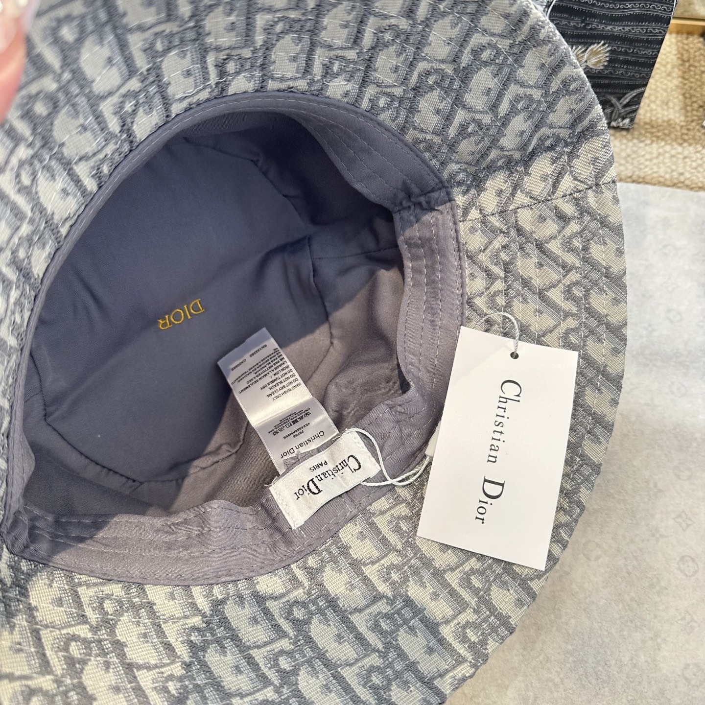 迪奥Dior 官网最新双面刺绣迪奥logo渔夫帽，防晒指数超高，特别显脸小，有型不软塌，可随意折叠，携带