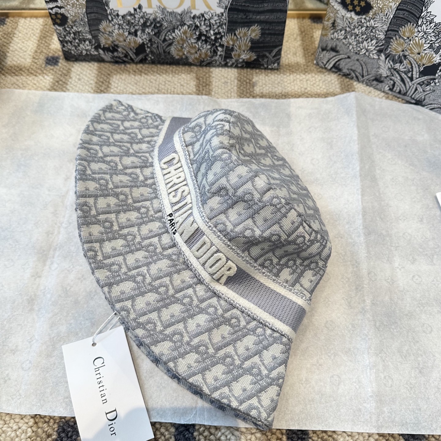 迪奥Dior 官网最新双面刺绣迪奥logo渔夫帽，防晒指数超高，特别显脸小，有型不软塌，可随意折叠，携带