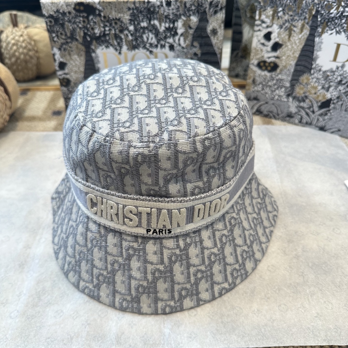 迪奥Dior 官网最新双面刺绣迪奥logo渔夫帽，防晒指数超高，特别显脸小，有型不软塌，可随意折叠，携带