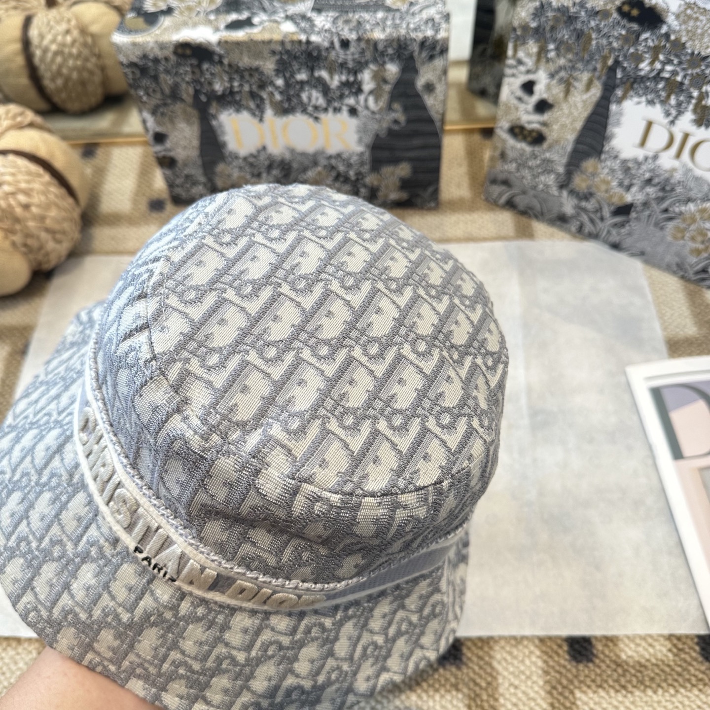 迪奥Dior 官网最新双面刺绣迪奥logo渔夫帽，防晒指数超高，特别显脸小，有型不软塌，可随意折叠，携带