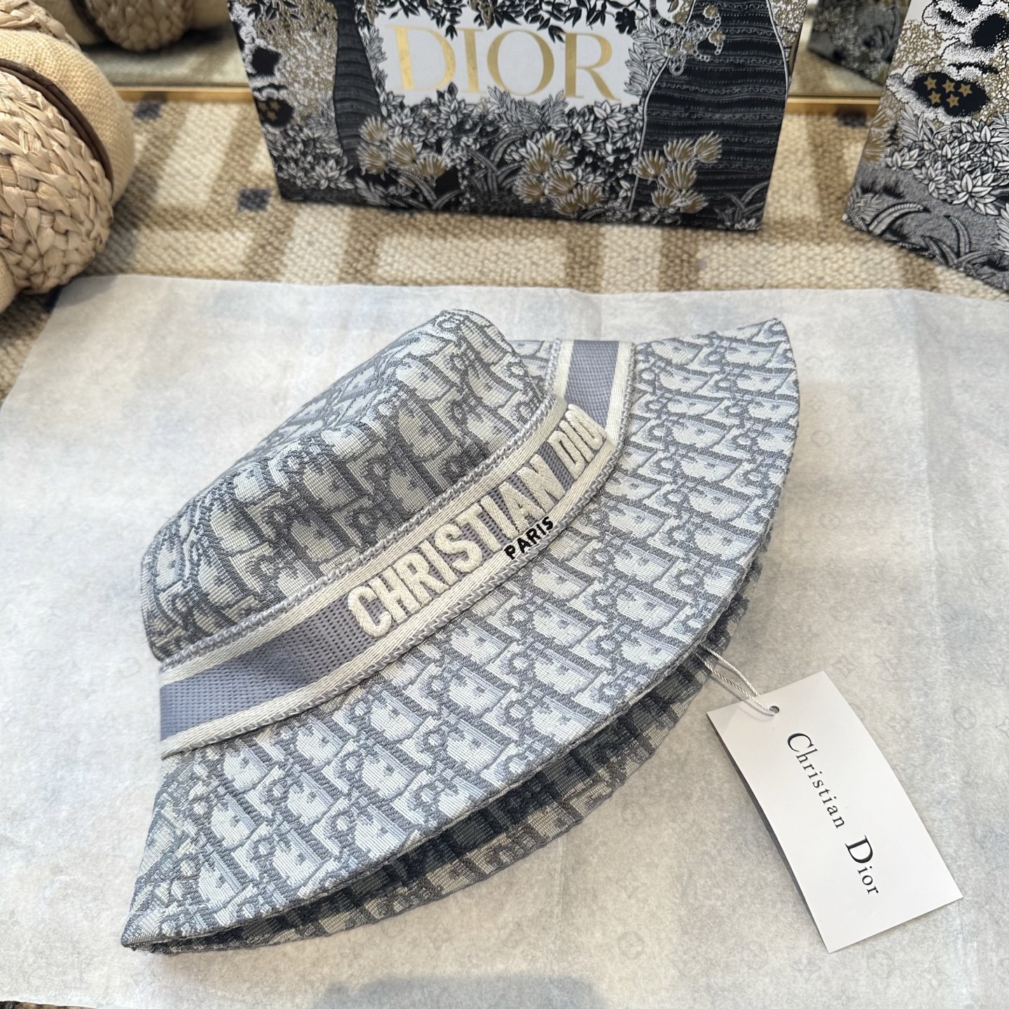 迪奥Dior 官网最新双面刺绣迪奥logo渔夫帽，防晒指数超高，特别显脸小，有型不软塌，可随意折叠，携带