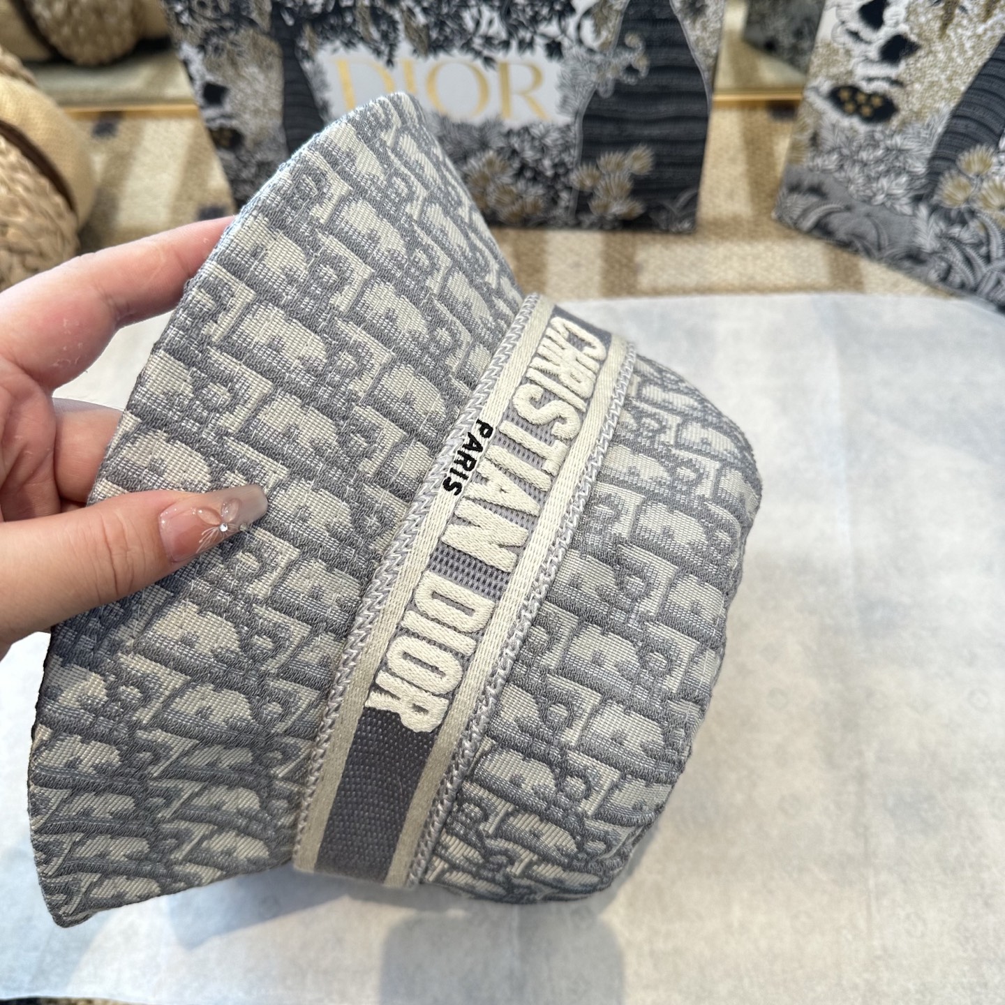 迪奥Dior 官网最新双面刺绣迪奥logo渔夫帽，防晒指数超高，特别显脸小，有型不软塌，可随意折叠，携带