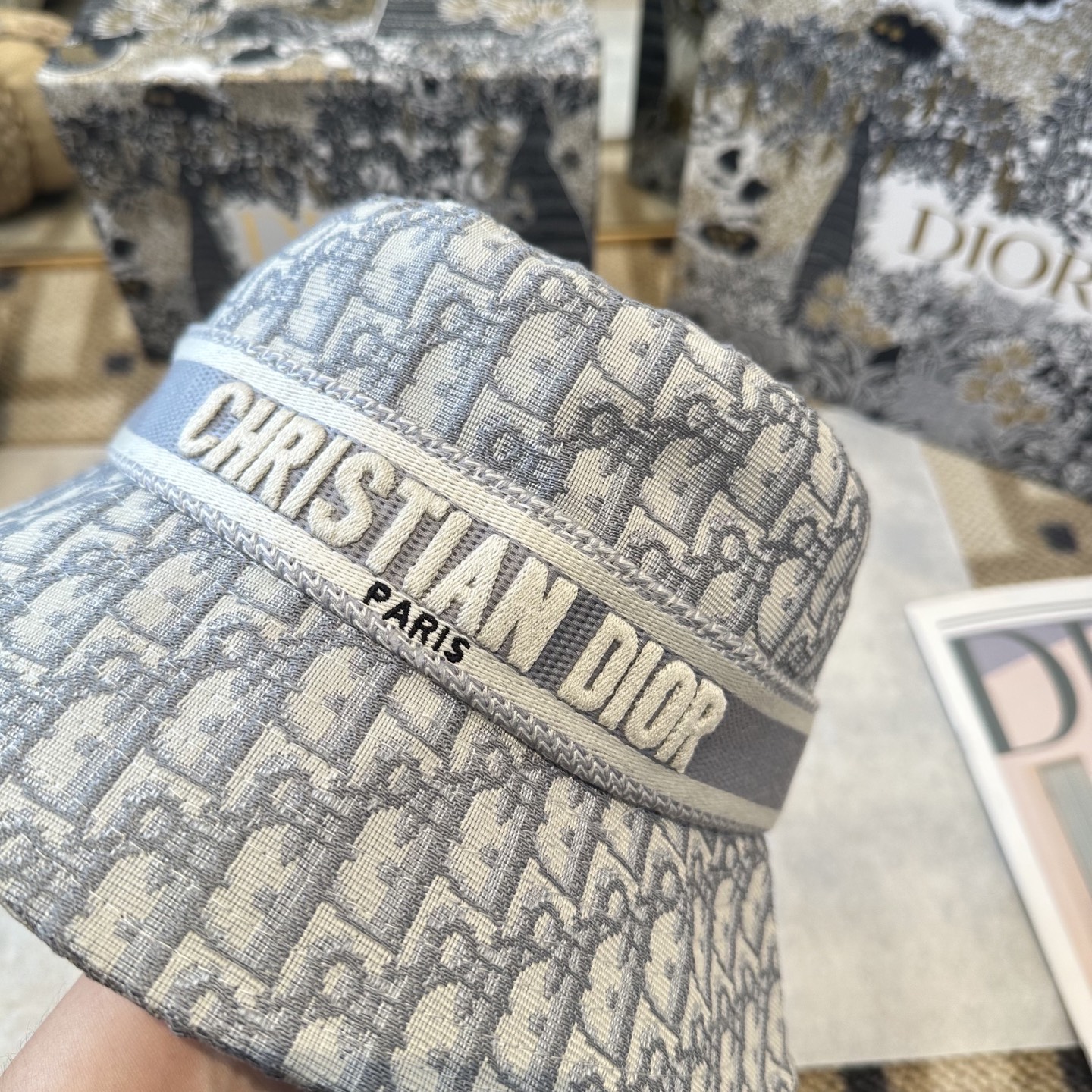 迪奥Dior 官网最新双面刺绣迪奥logo渔夫帽，防晒指数超高，特别显脸小，有型不软塌，可随意折叠，携带