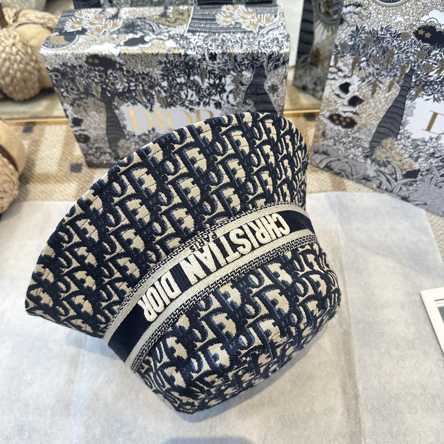 迪奥Dior 官网最新双面刺绣迪奥logo渔夫帽，防晒指数超高，特别显脸小，有型不软塌，可随意折叠，携带