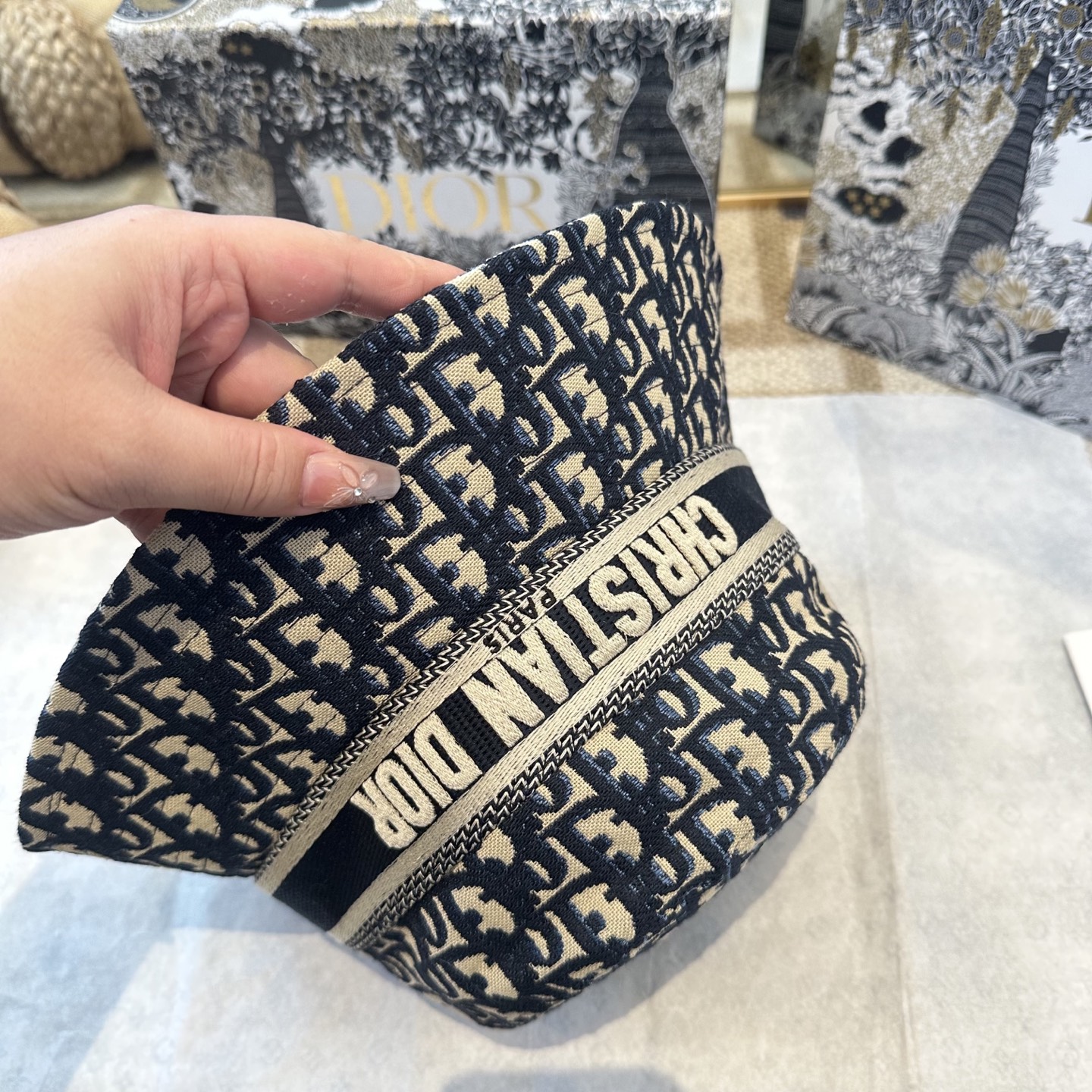 迪奥Dior 官网最新双面刺绣迪奥logo渔夫帽，防晒指数超高，特别显脸小，有型不软塌，可随意折叠，携带