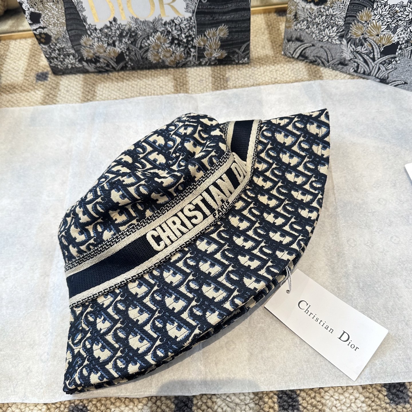 迪奥Dior 官网最新双面刺绣迪奥logo渔夫帽，防晒指数超高，特别显脸小，有型不软塌，可随意折叠，携带