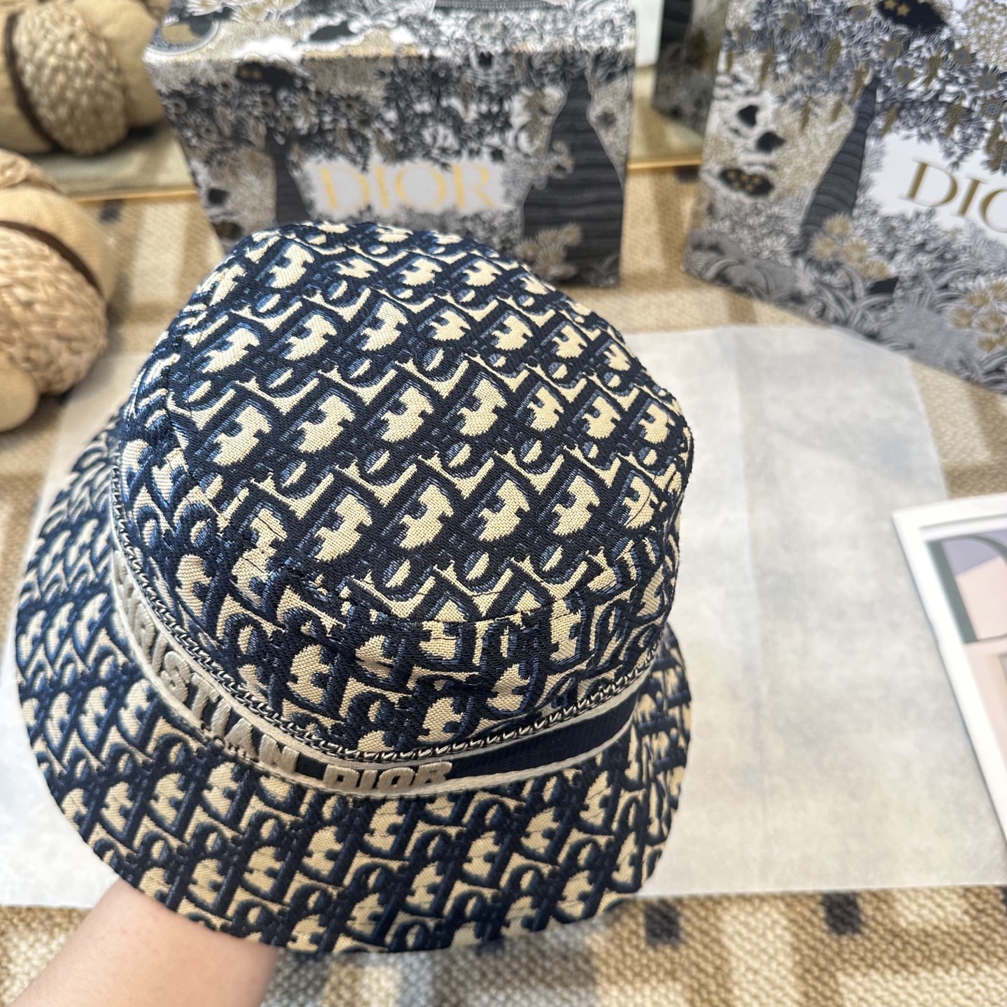 迪奥Dior 官网最新双面刺绣迪奥logo渔夫帽，防晒指数超高，特别显脸小，有型不软塌，可随意折叠，携带