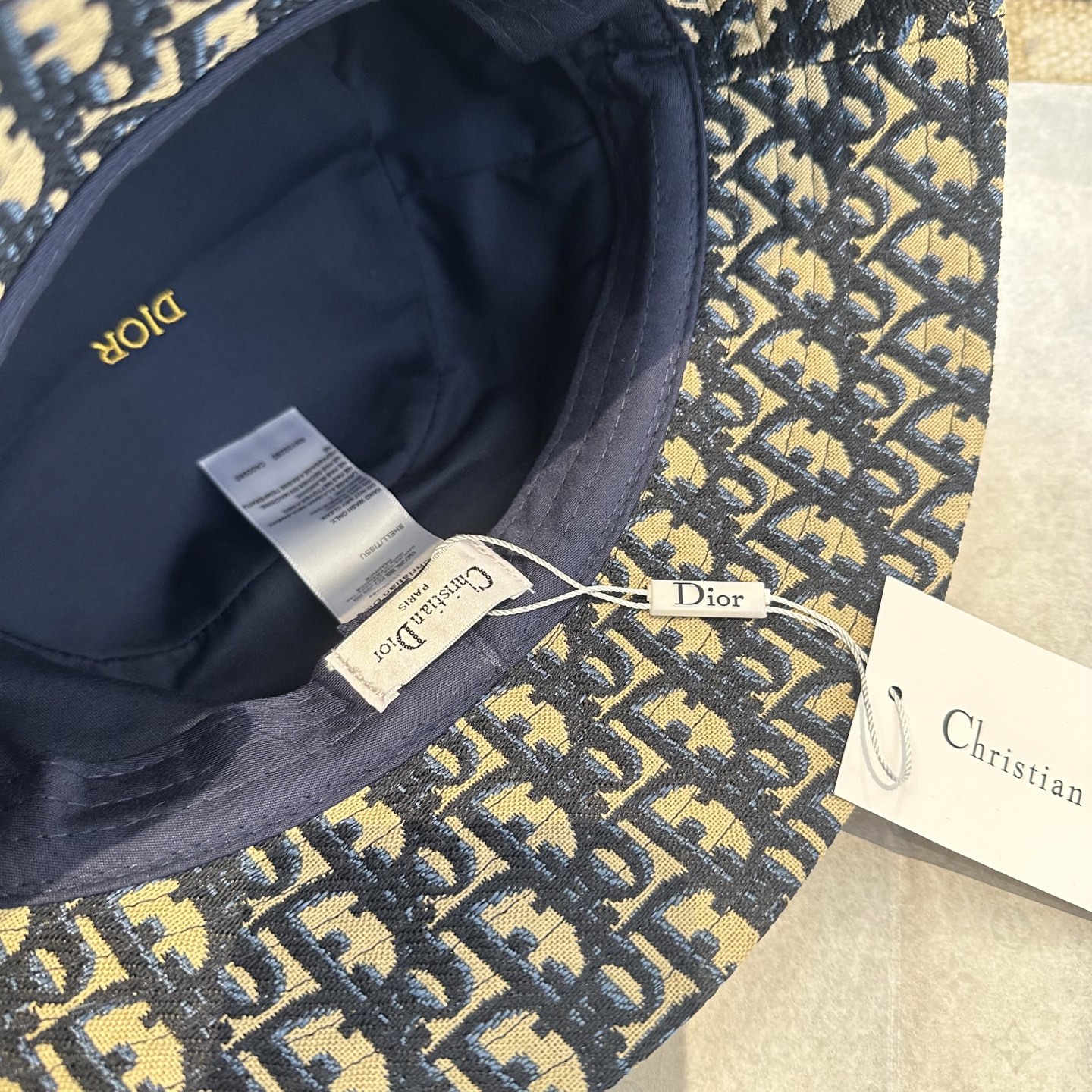 迪奥Dior 官网最新双面刺绣迪奥logo渔夫帽，防晒指数超高，特别显脸小，有型不软塌，可随意折叠，携带