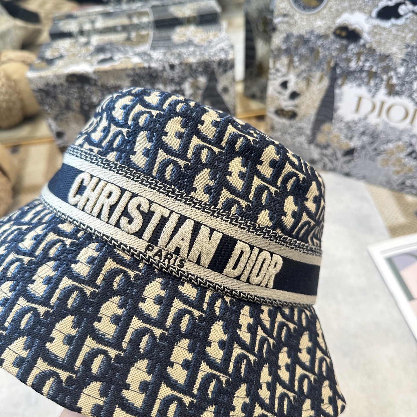 迪奥Dior 官网最新双面刺绣迪奥logo渔夫帽，防晒指数超高，特别显脸小，有型不软塌，可随意折叠，携带