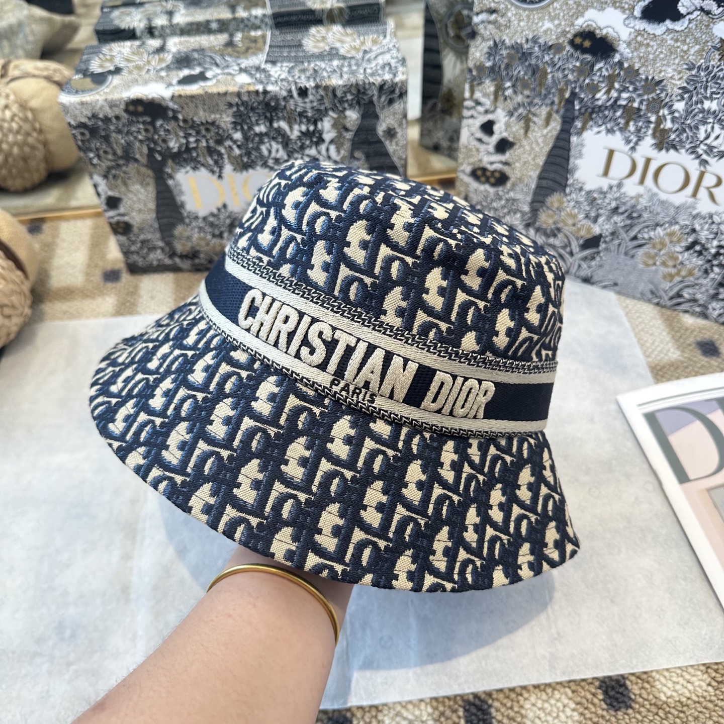 迪奥Dior 官网最新双面刺绣迪奥logo渔夫帽，防晒指数超高，特别显脸小，有型不软塌，可随意折叠，携带