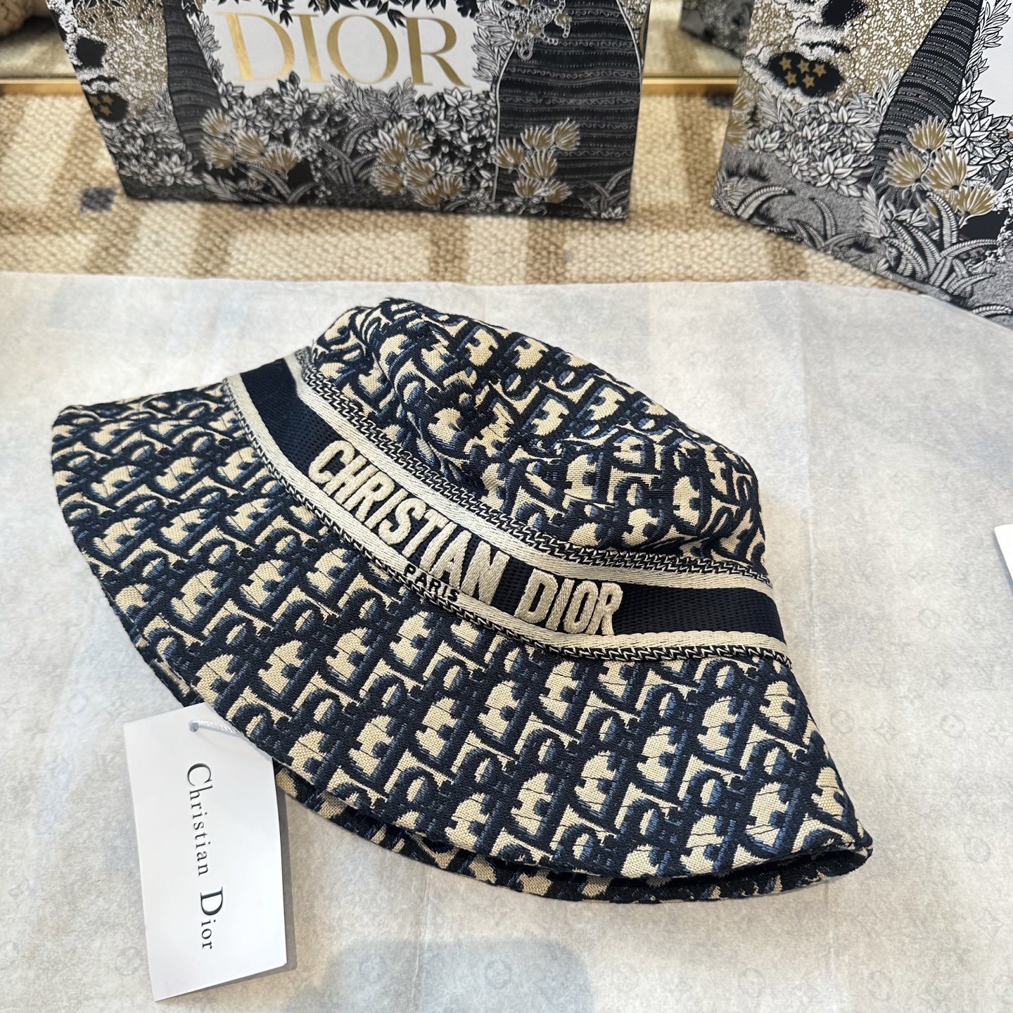 迪奥Dior 官网最新双面刺绣迪奥logo渔夫帽，防晒指数超高，特别显脸小，有型不软塌，可随意折叠，携带