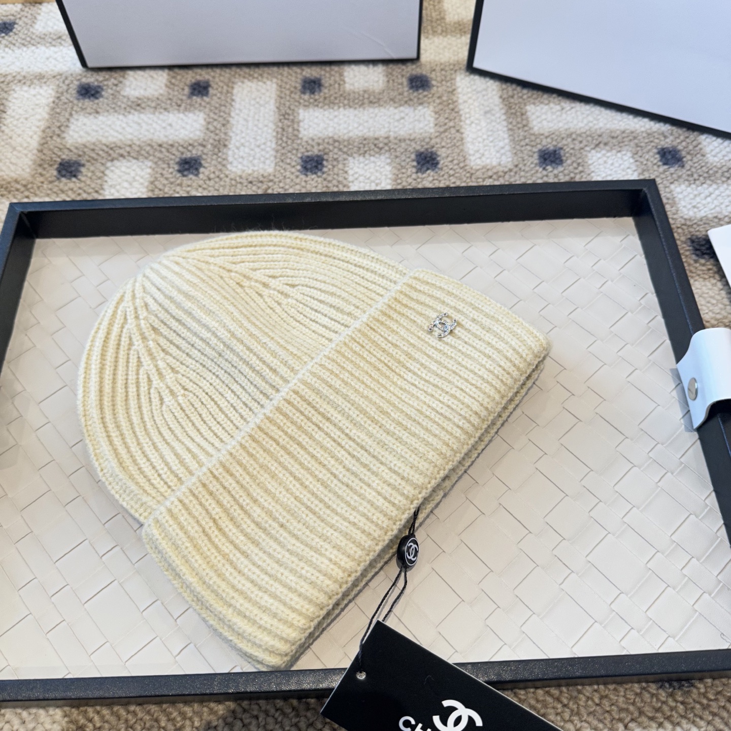 P62Chanel官网品质香奈儿秋冬网红时尚博主推荐款毛线帽，小红书爆款，手感超柔软舒适的针织线帽，弹性极佳！