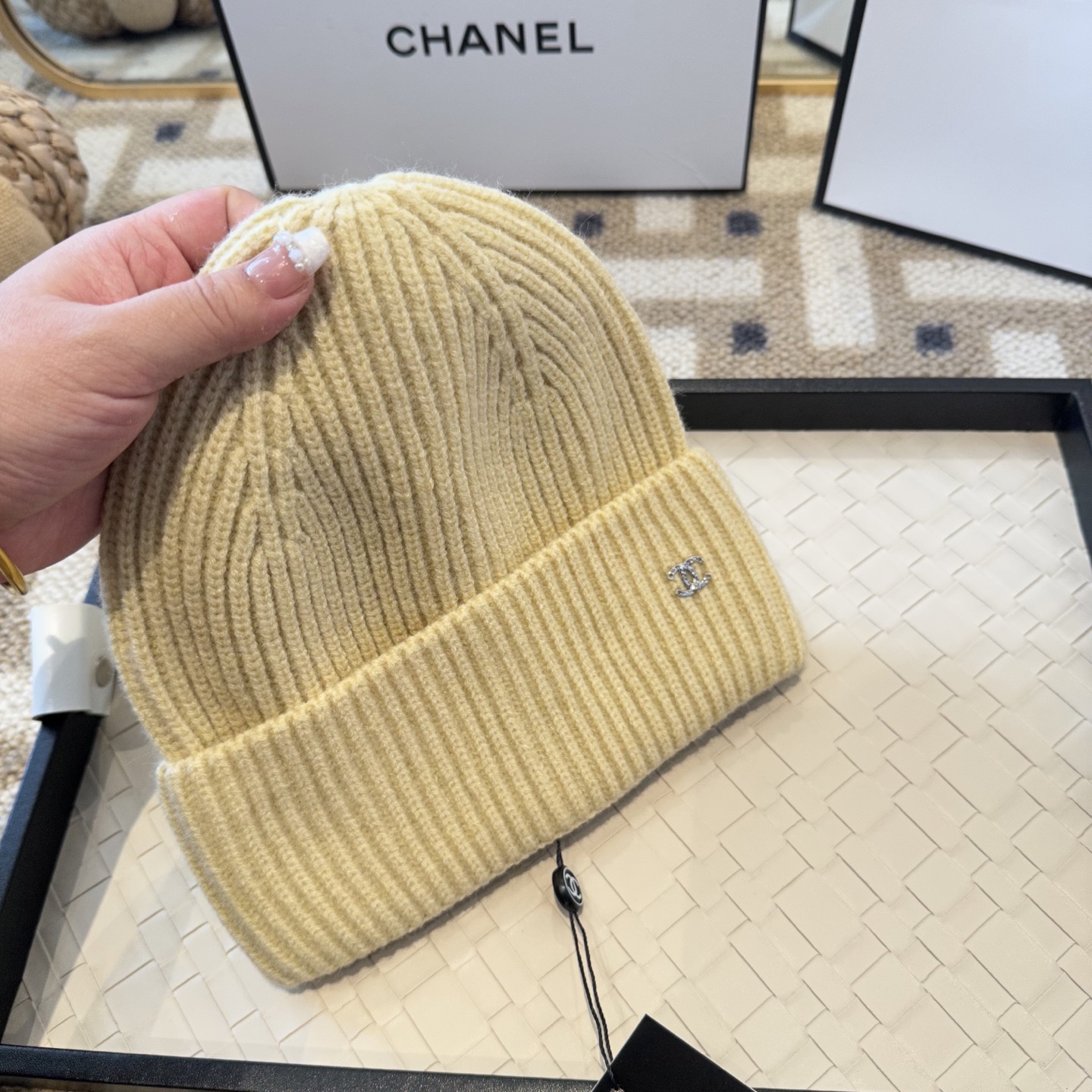 P62Chanel官网品质香奈儿秋冬网红时尚博主推荐款毛线帽，小红书爆款，手感超柔软舒适的针织线帽，弹性极佳！