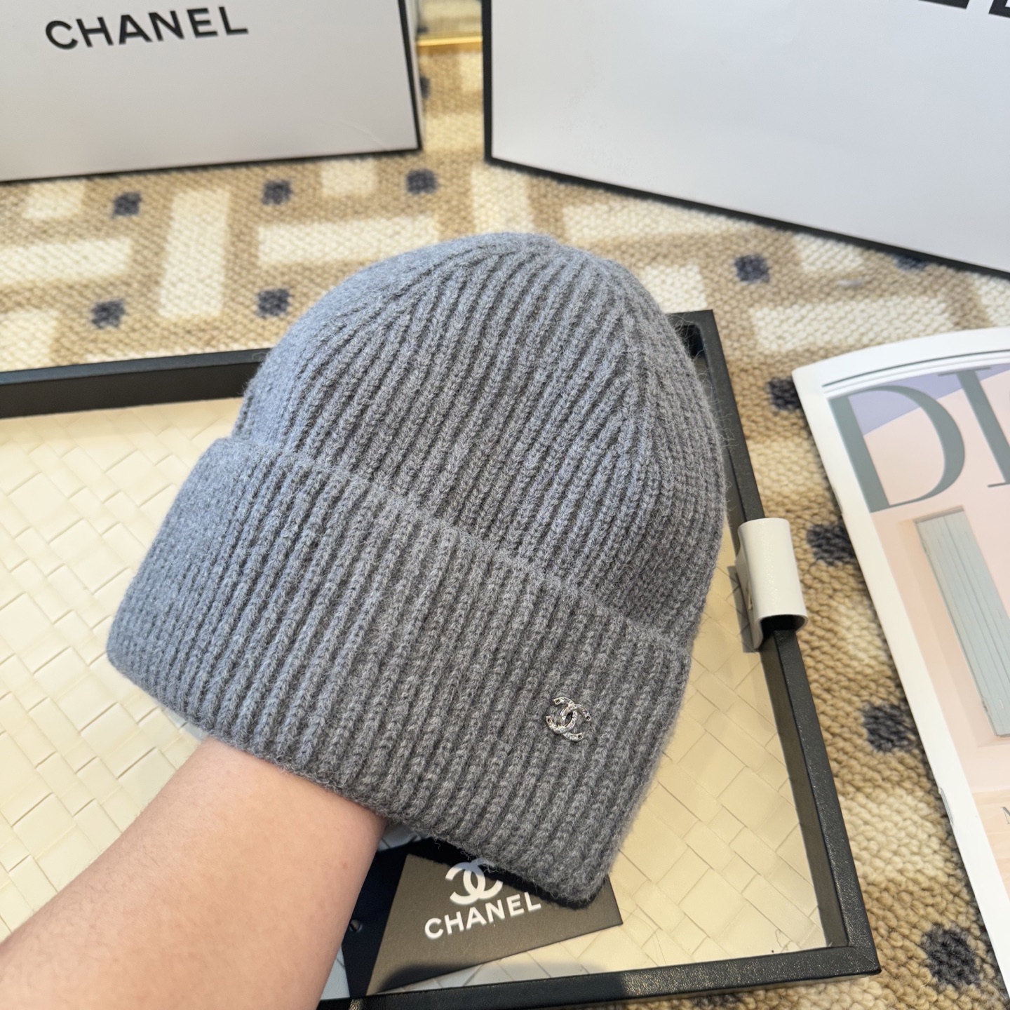 P62Chanel官网品质香奈儿秋冬网红时尚博主推荐款毛线帽，小红书爆款，手感超柔软舒适的针织线帽，弹性极佳！