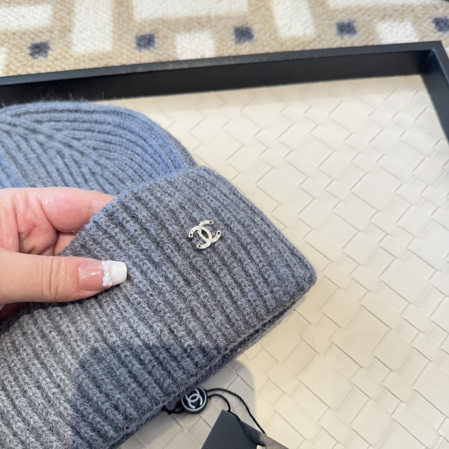 P62Chanel官网品质香奈儿秋冬网红时尚博主推荐款毛线帽，小红书爆款，手感超柔软舒适的针织线帽，弹性极佳！