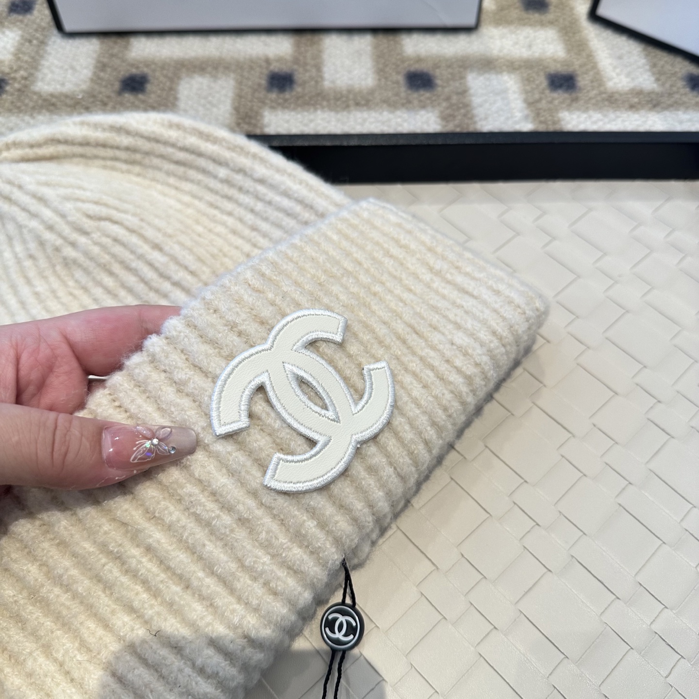 Chanel官网品质香奈儿秋冬网红时尚博主推荐款毛线帽，小红书爆款，手感超柔软舒适的针织线帽，弹性极佳！