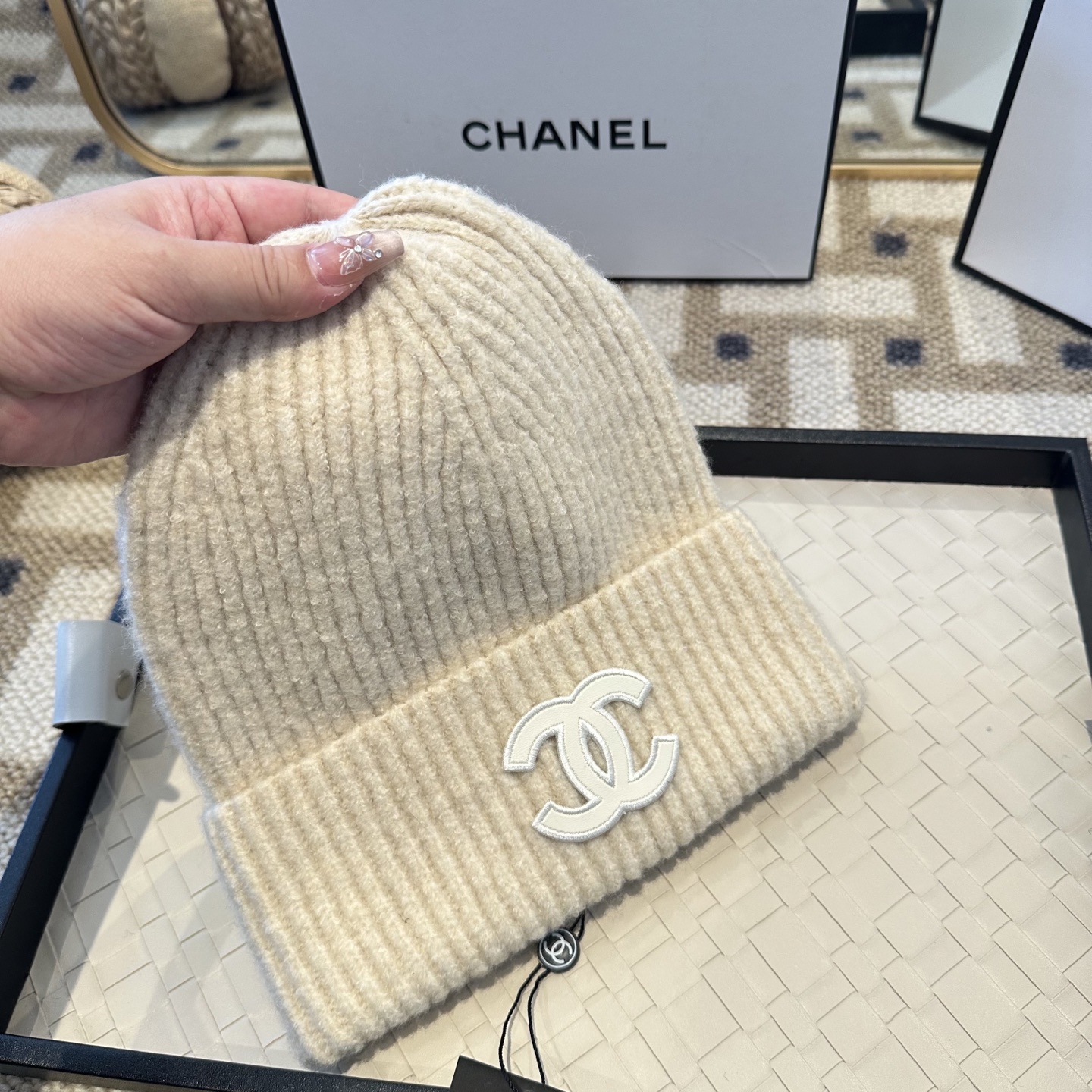 Chanel官网品质香奈儿秋冬网红时尚博主推荐款毛线帽，小红书爆款，手感超柔软舒适的针织线帽，弹性极佳！