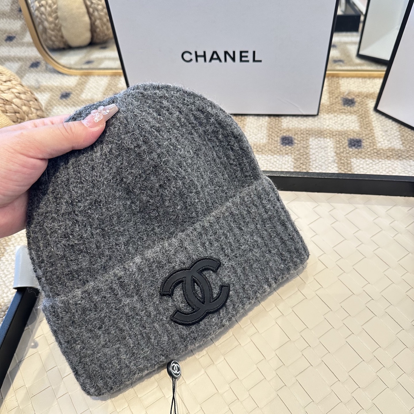 Chanel官网品质香奈儿秋冬网红时尚博主推荐款毛线帽，小红书爆款，手感超柔软舒适的针织线帽，弹性极佳！