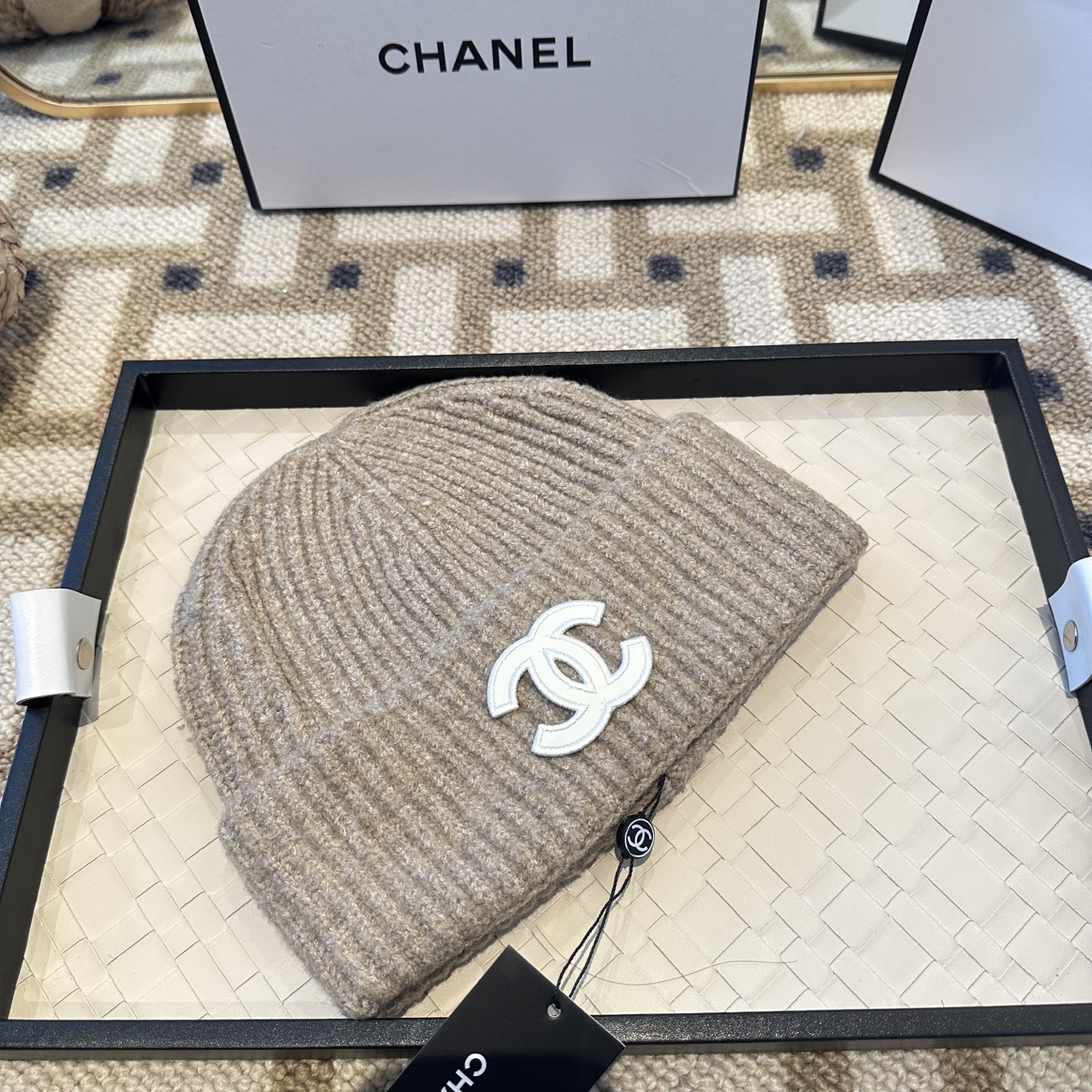 Chanel官网品质香奈儿秋冬网红时尚博主推荐款毛线帽，小红书爆款，手感超柔软舒适的针织线帽，弹性极佳！