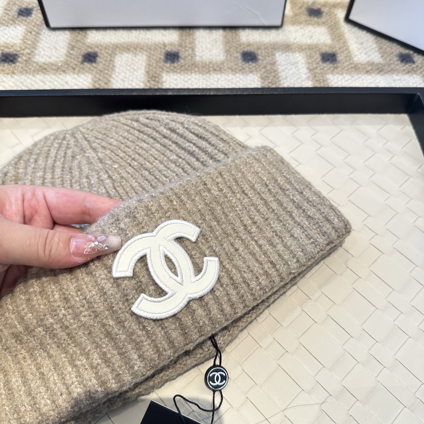 Chanel官网品质香奈儿秋冬网红时尚博主推荐款毛线帽，小红书爆款，手感超柔软舒适的针织线帽，弹性极佳！