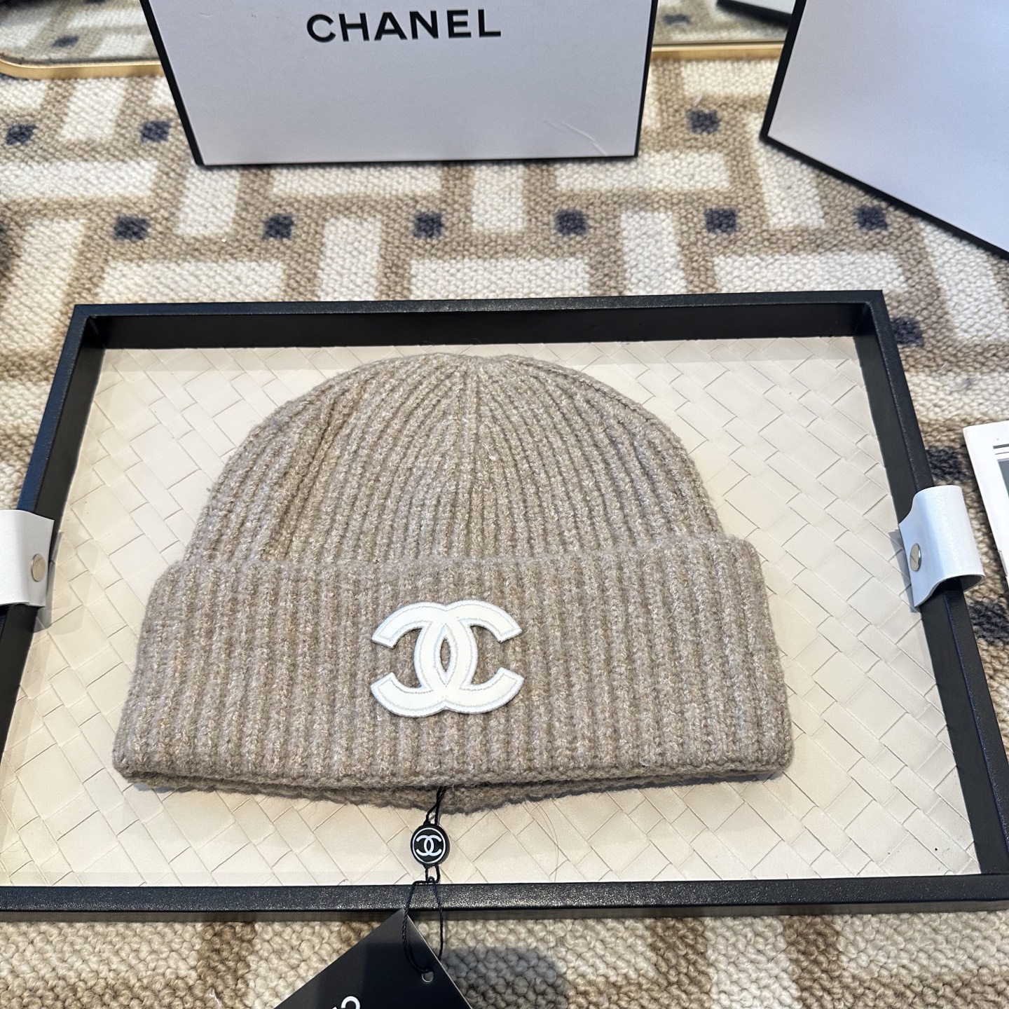 Chanel官网品质香奈儿秋冬网红时尚博主推荐款毛线帽，小红书爆款，手感超柔软舒适的针织线帽，弹性极佳！