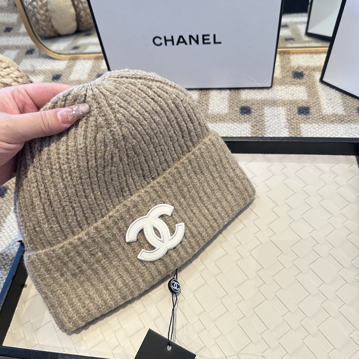 Chanel官网品质香奈儿秋冬网红时尚博主推荐款毛线帽，小红书爆款，手感超柔软舒适的针织线帽，弹性极佳！