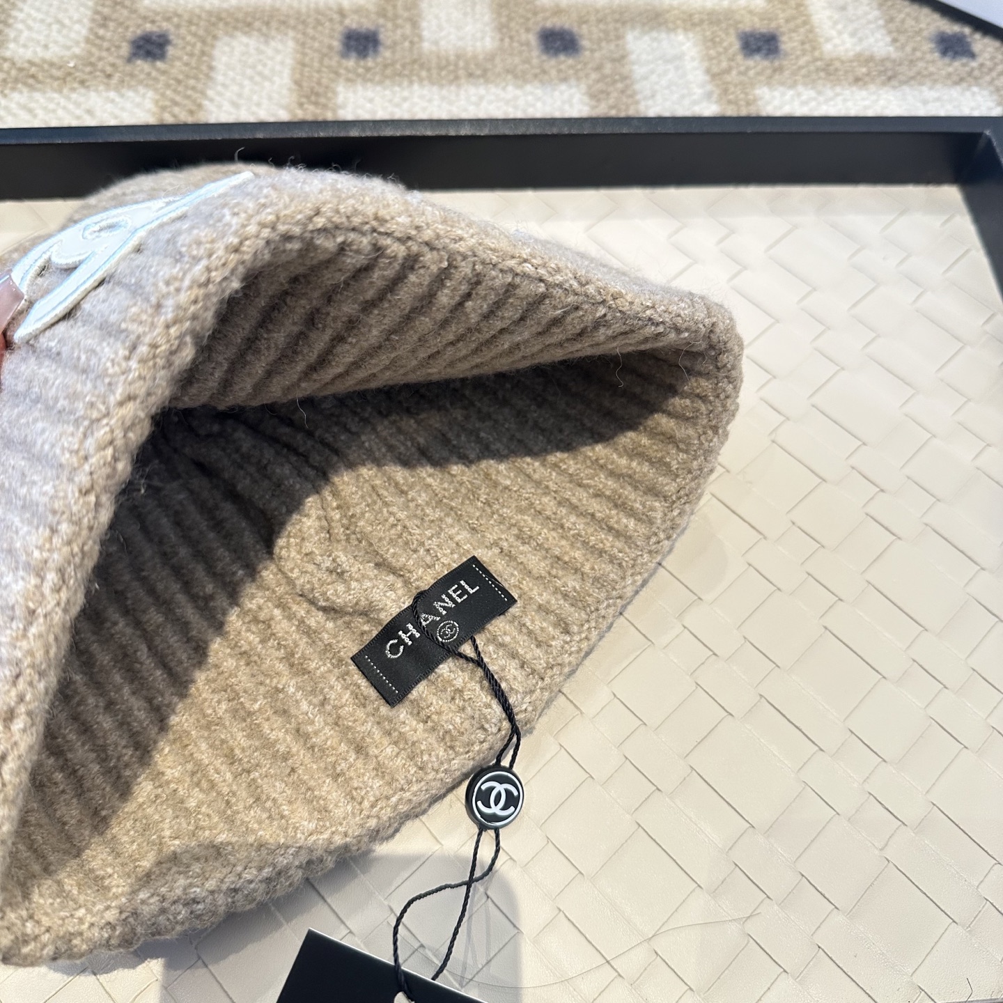 Chanel官网品质香奈儿秋冬网红时尚博主推荐款毛线帽，小红书爆款，手感超柔软舒适的针织线帽，弹性极佳！