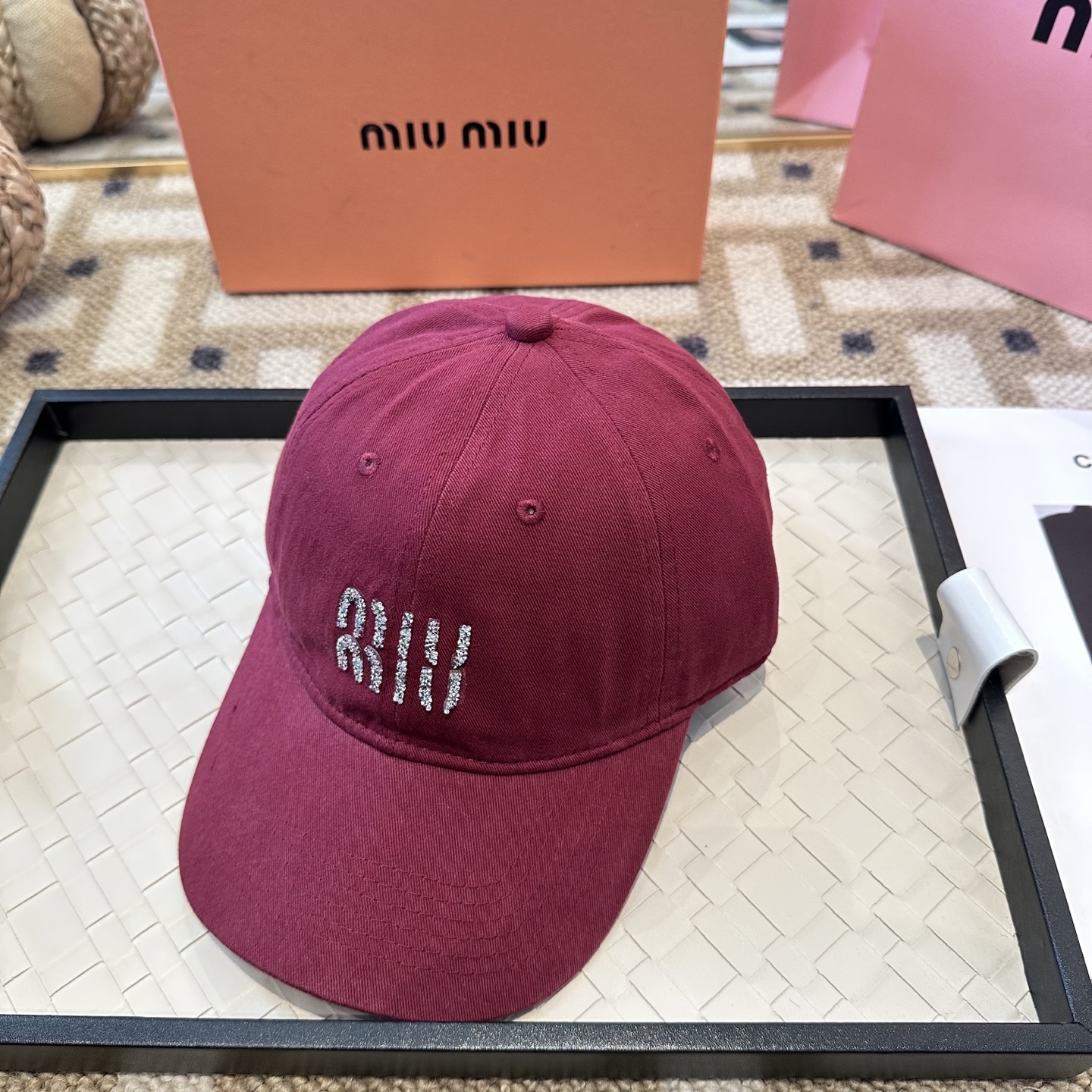 MiuMiu新款棒球帽帽子的版型很好，不管怎么搭配都好看，秋冬look配饰😎