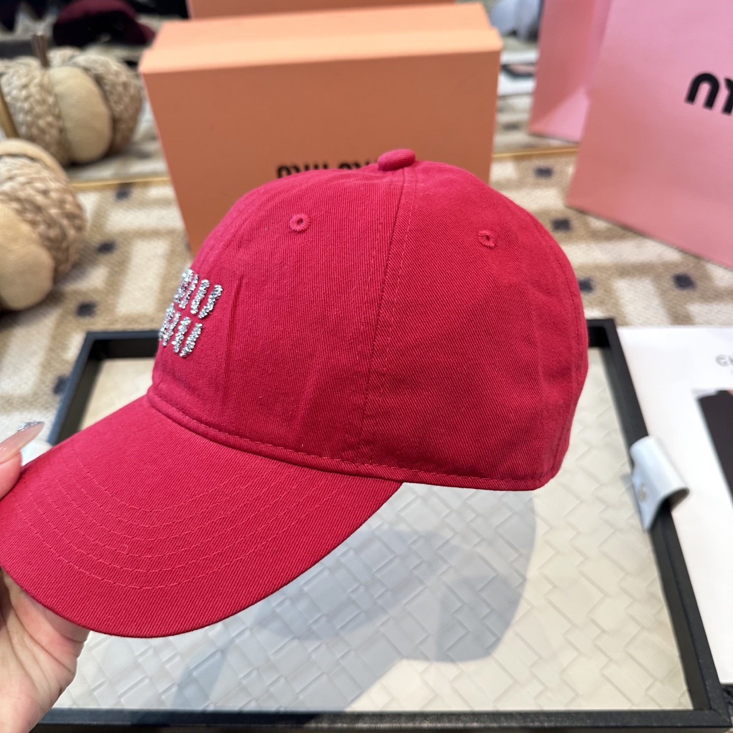 MiuMiu新款棒球帽帽子的版型很好，不管怎么搭配都好看，秋冬look配饰😎