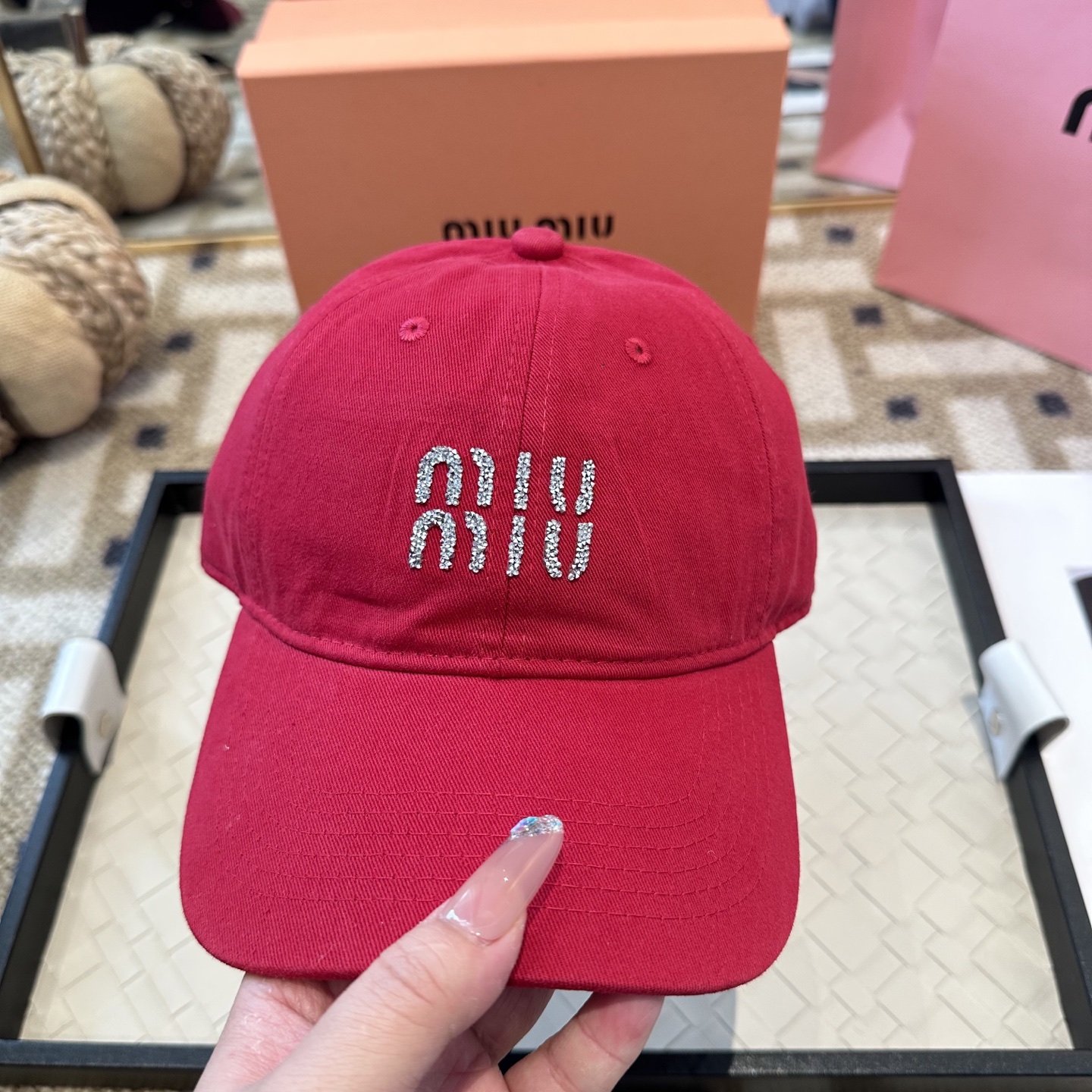 MiuMiu新款棒球帽帽子的版型很好，不管怎么搭配都好看，秋冬look配饰😎