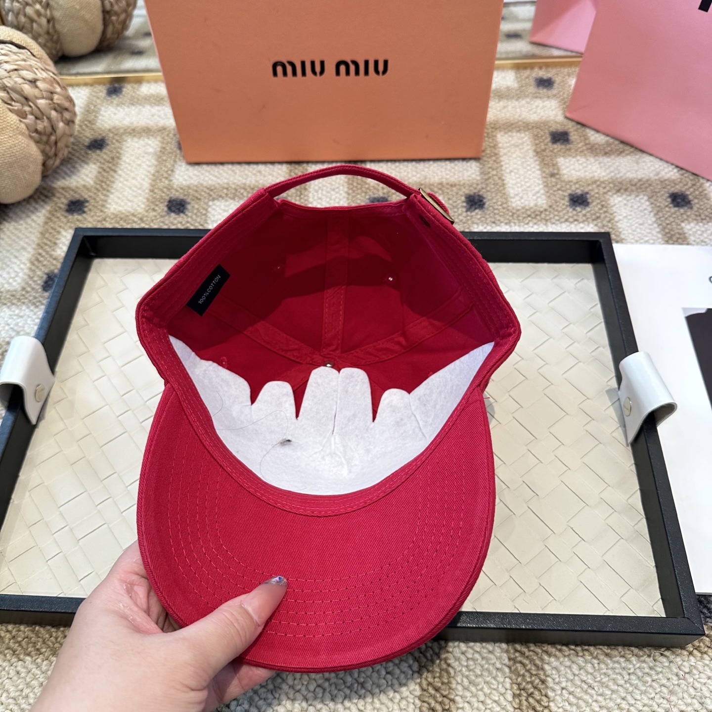 MiuMiu新款棒球帽帽子的版型很好，不管怎么搭配都好看，秋冬look配饰😎