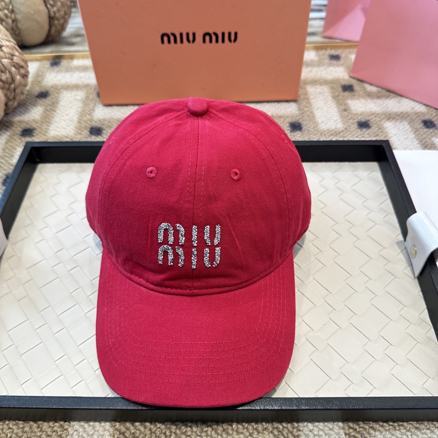 MiuMiu新款棒球帽帽子的版型很好，不管怎么搭配都好看，秋冬look配饰😎