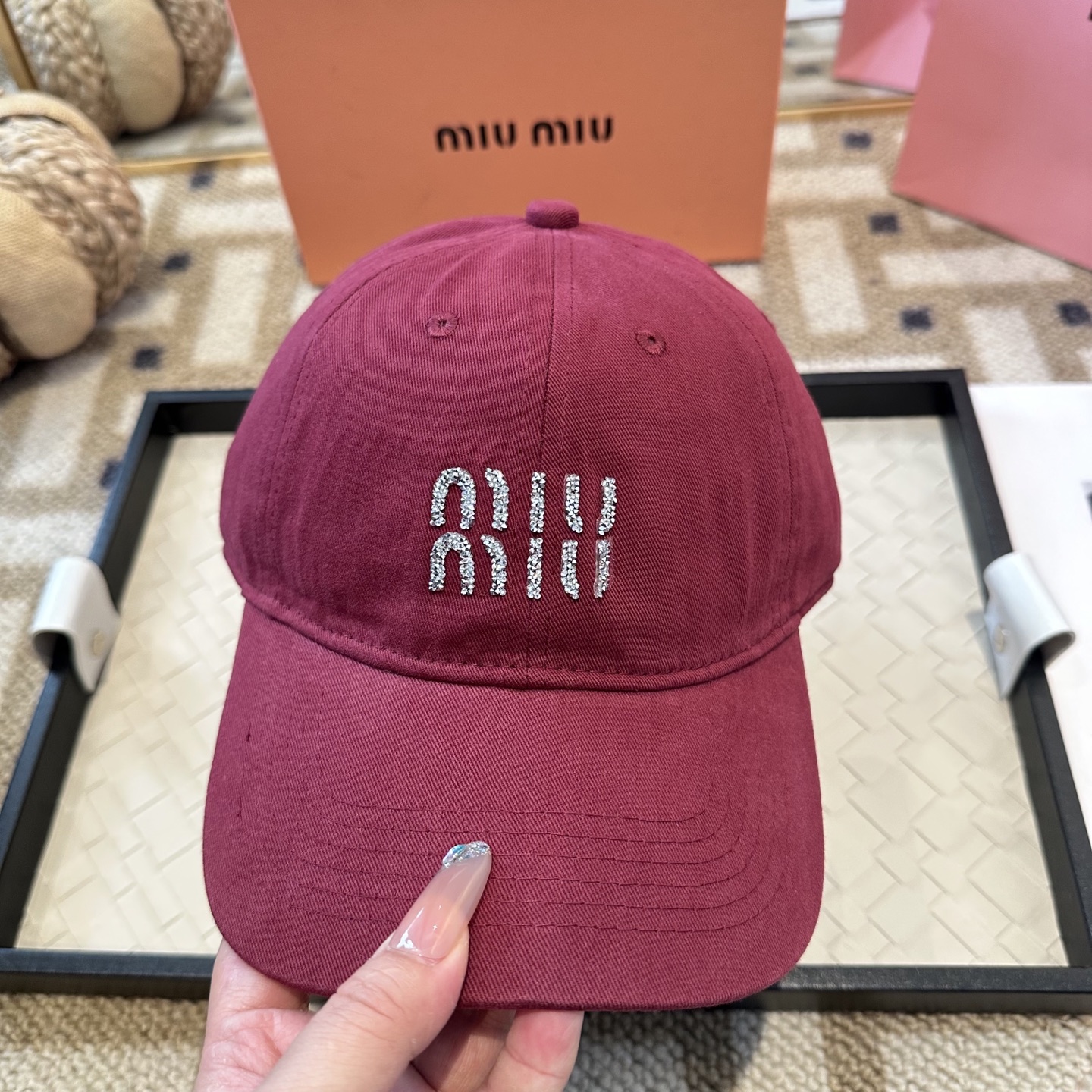 MiuMiu新款棒球帽帽子的版型很好，不管怎么搭配都好看，秋冬look配饰😎