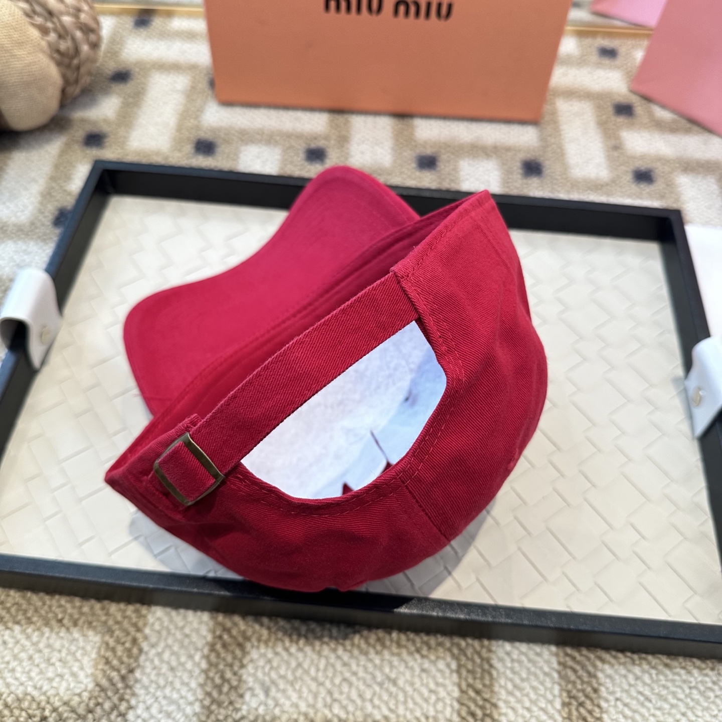 MiuMiu新款棒球帽帽子的版型很好，不管怎么搭配都好看，秋冬look配饰😎