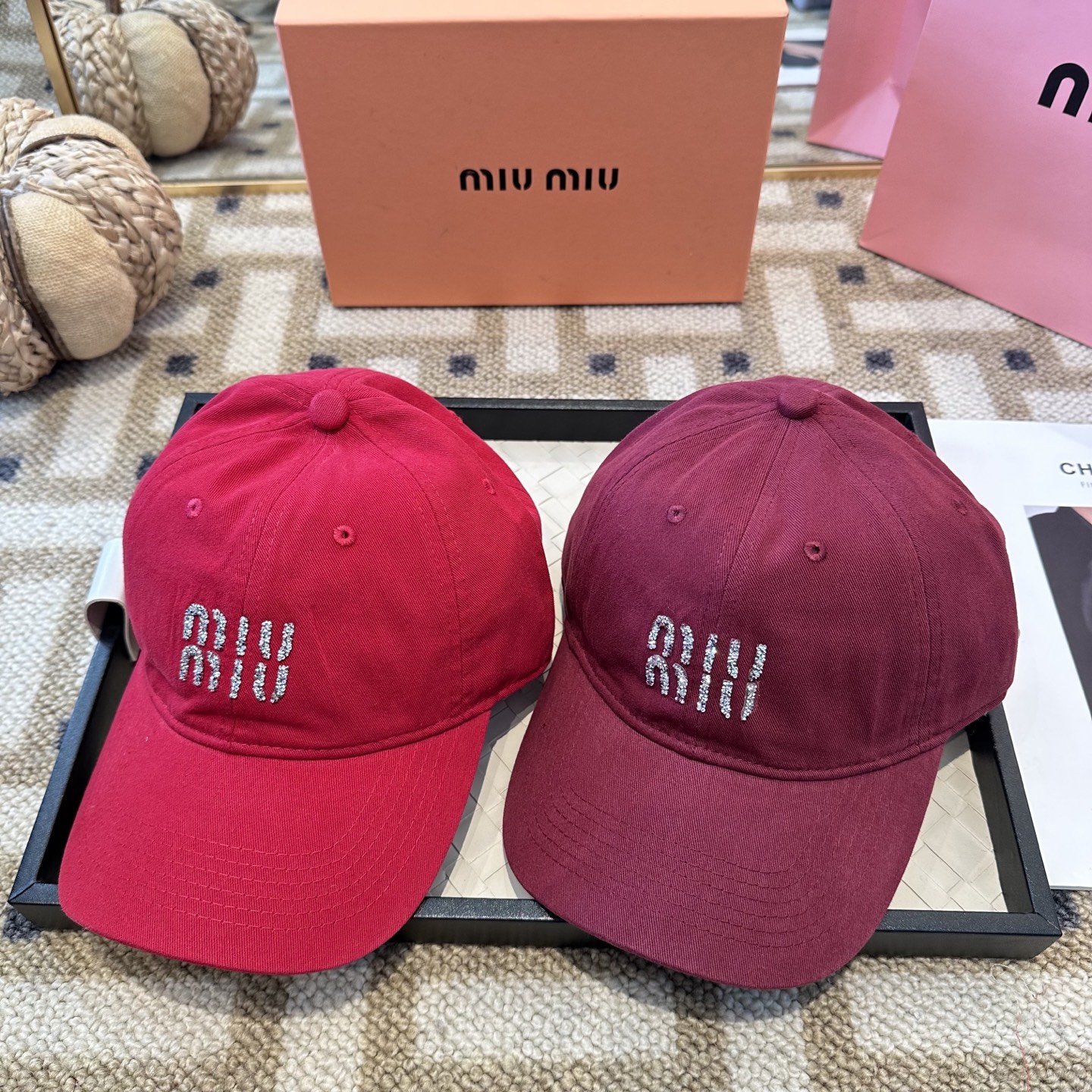 MiuMiu新款棒球帽帽子的版型很好，不管怎么搭配都好看，秋冬look配饰😎